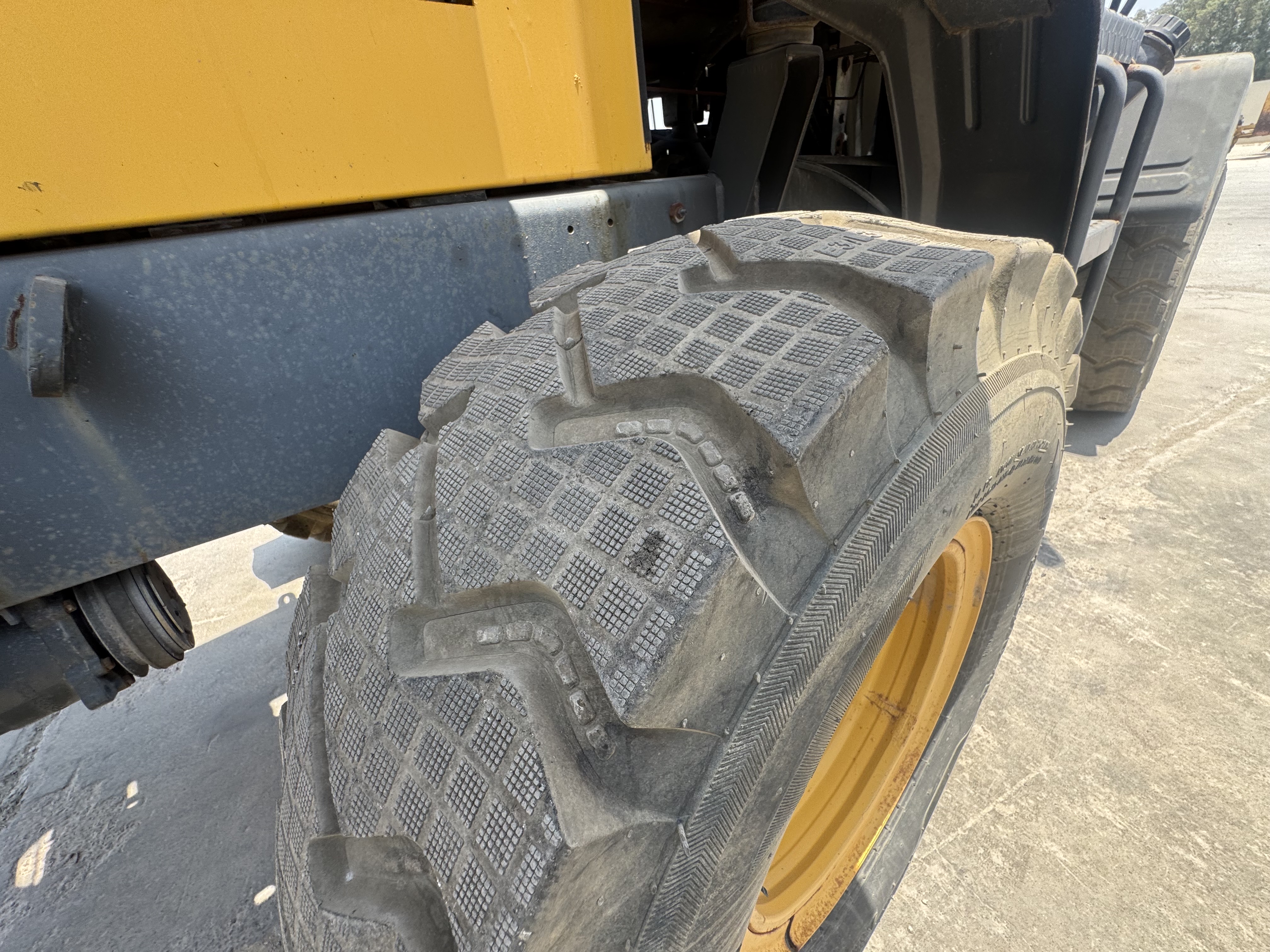 WHL-020-Shanding-ZL26-Wheel-loaders-inspection-Chassis-Right-rear-tire-/-wheel-hub---condition-1