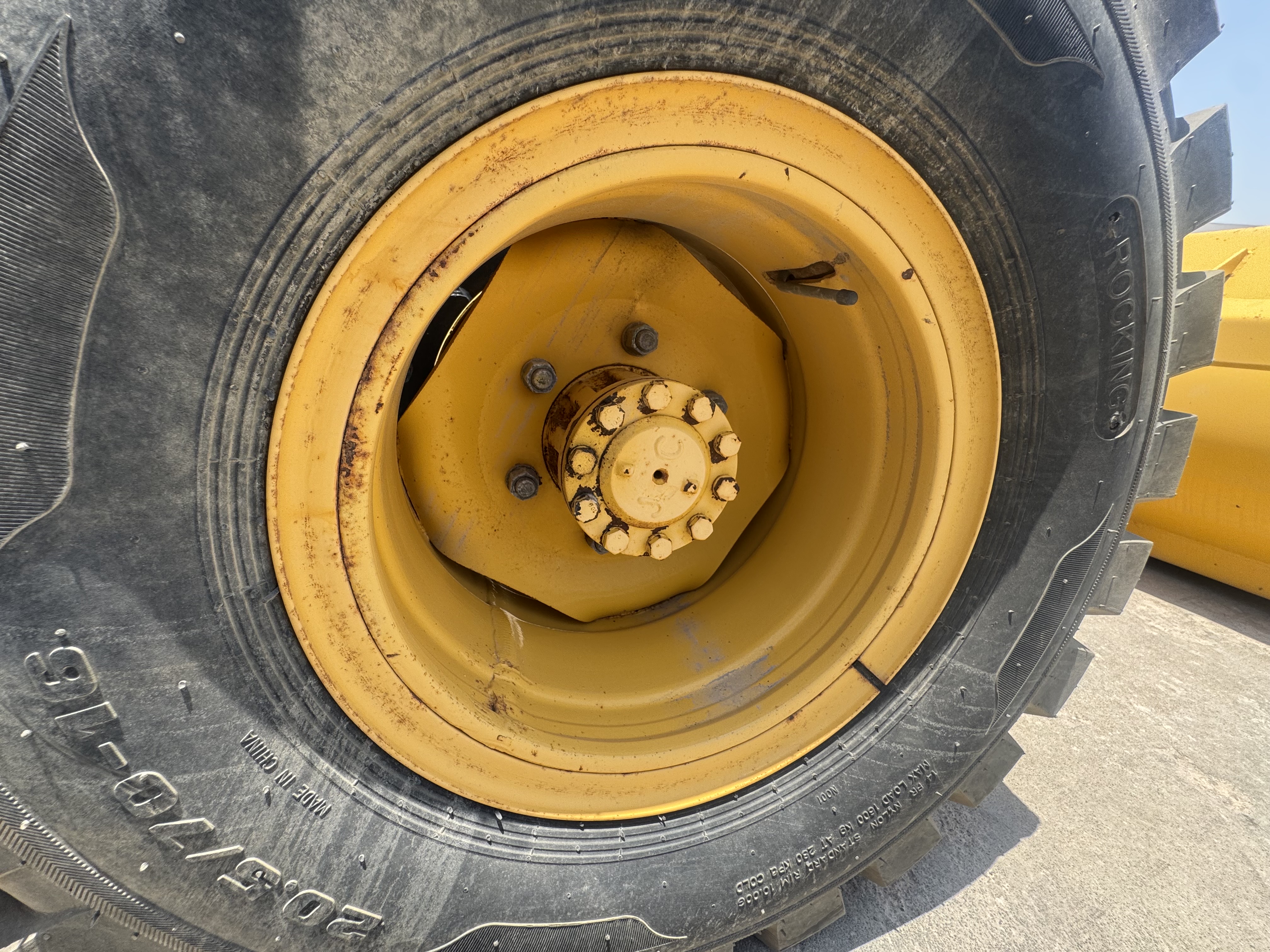 WHL-020-Shanding-ZL26-Wheel-loaders-inspection-Chassis-Right-front-tire-/-wheel-hub---condition-1