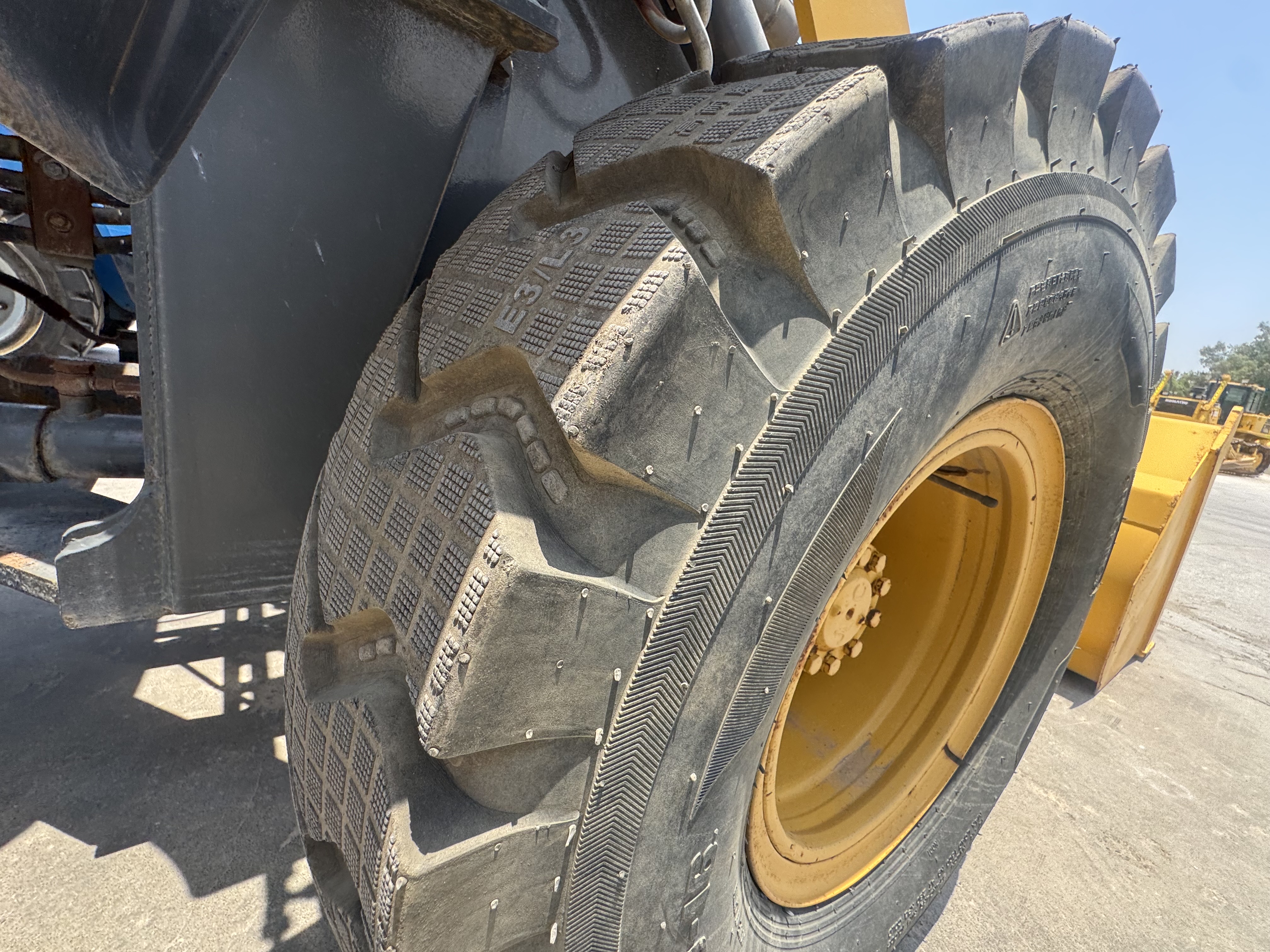 WHL-020-Shanding-ZL26-Wheel-loaders-inspection-Chassis-Right-front-tire-/-wheel-hub---condition-1