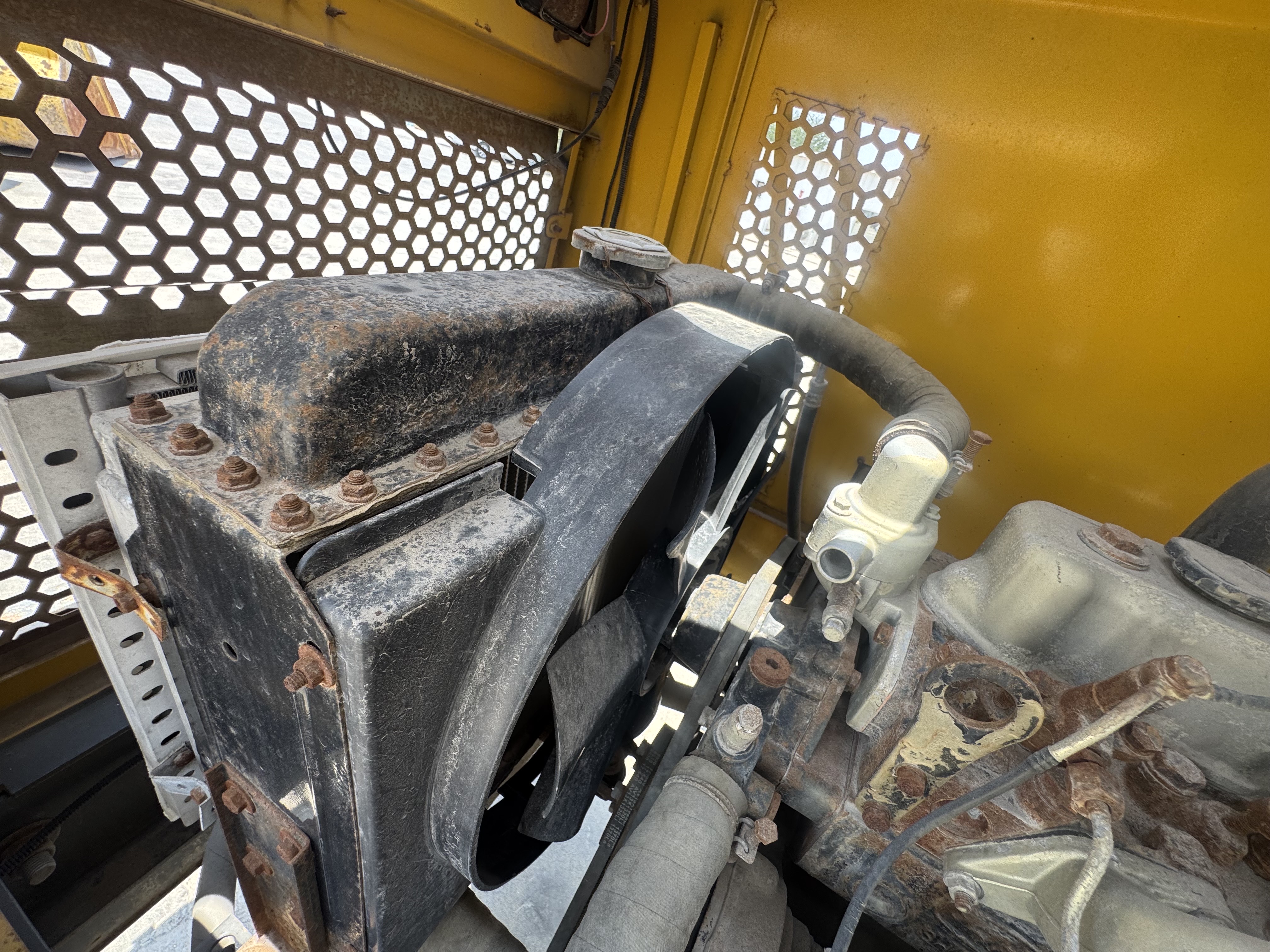 WHL-020-Shanding-ZL26-Wheel-loaders-inspection-Engine-Cooling-fan-and-fan-guard-1