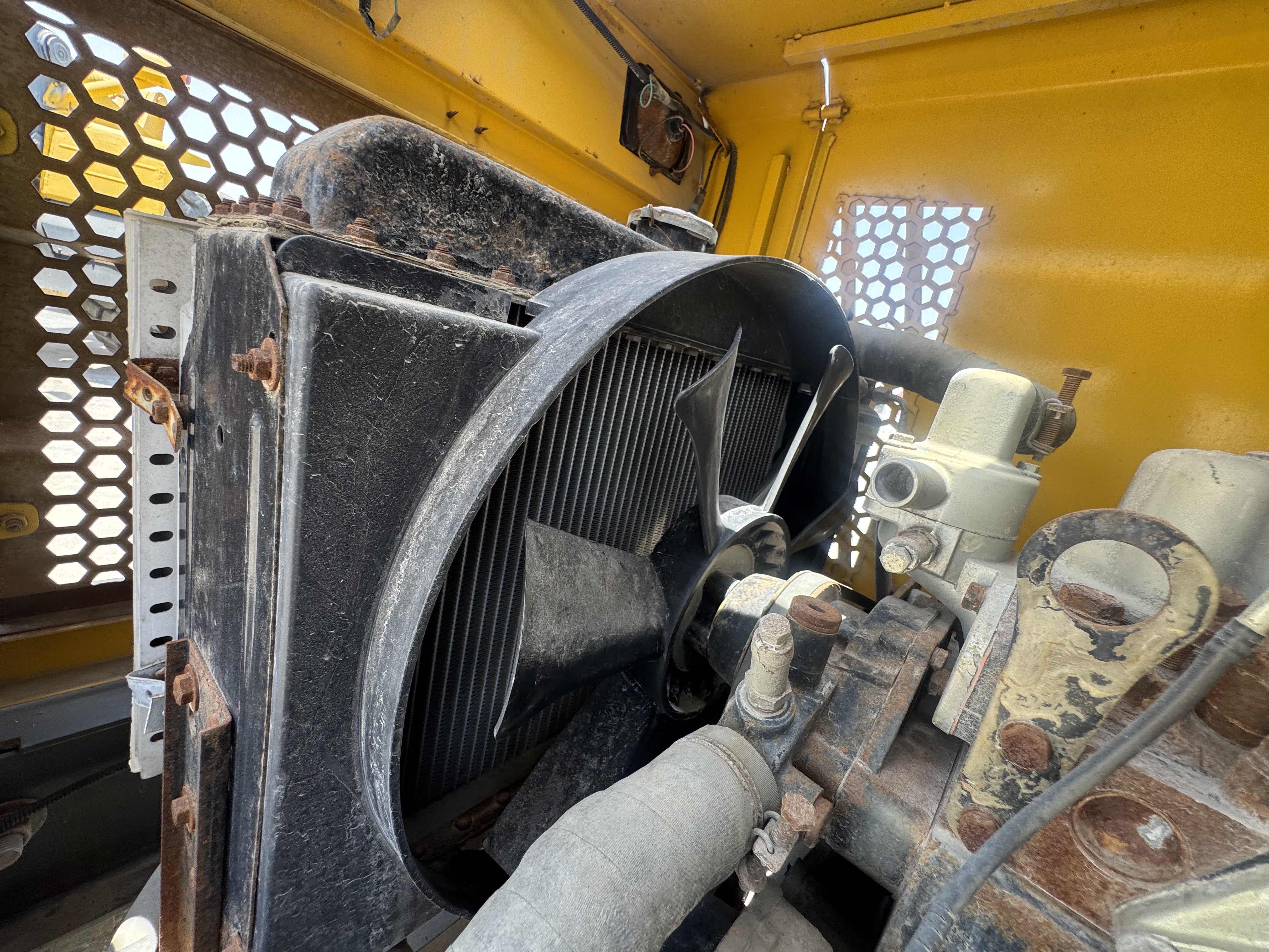 WHL-020-Shanding-ZL26-Wheel-loaders-inspection-Engine-Cooling-fan-and-fan-guard-1