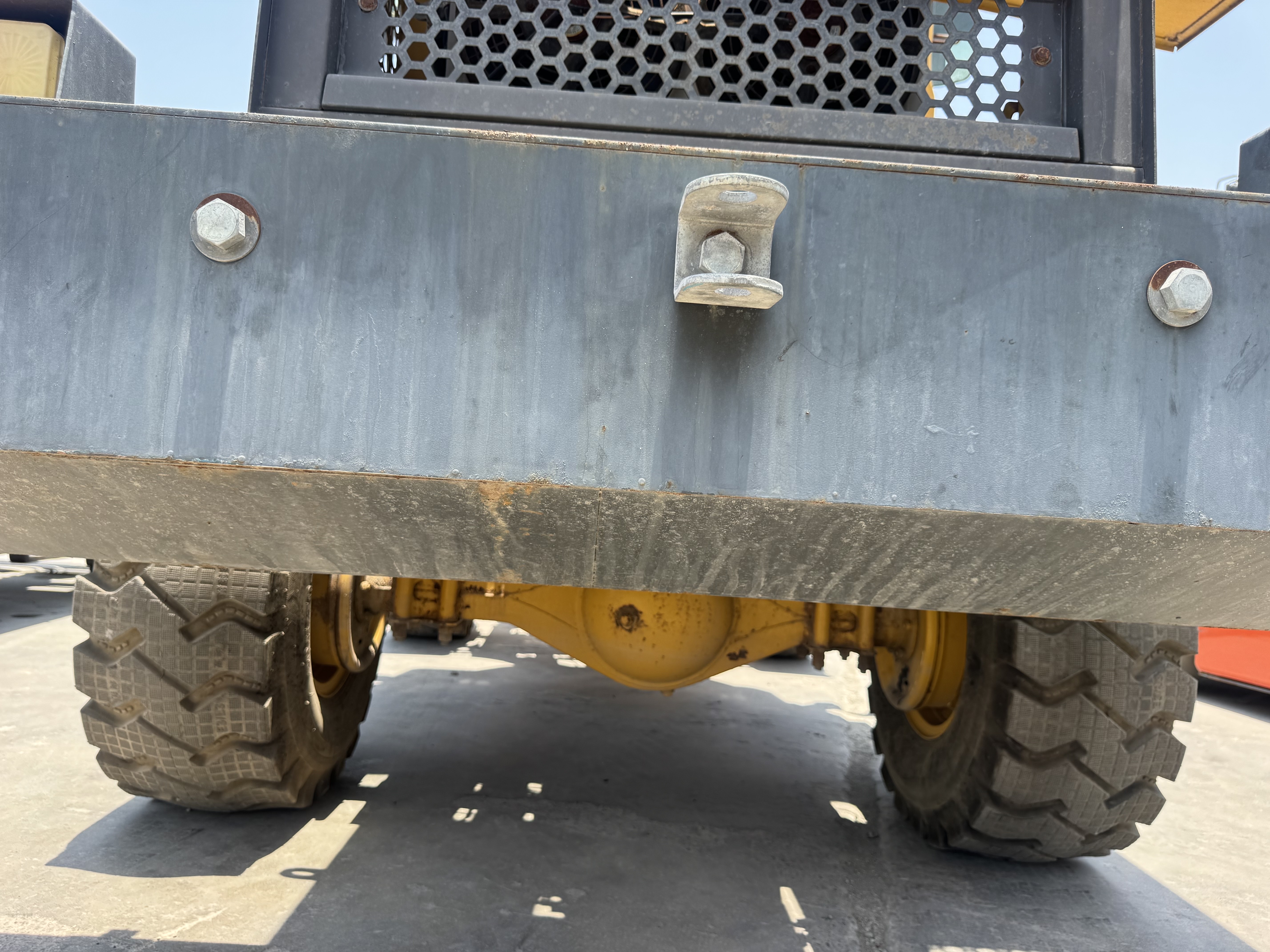 WHL-020-Shanding-ZL26-Wheel-loaders-inspection-Structure-Counter-weight-bolts-1