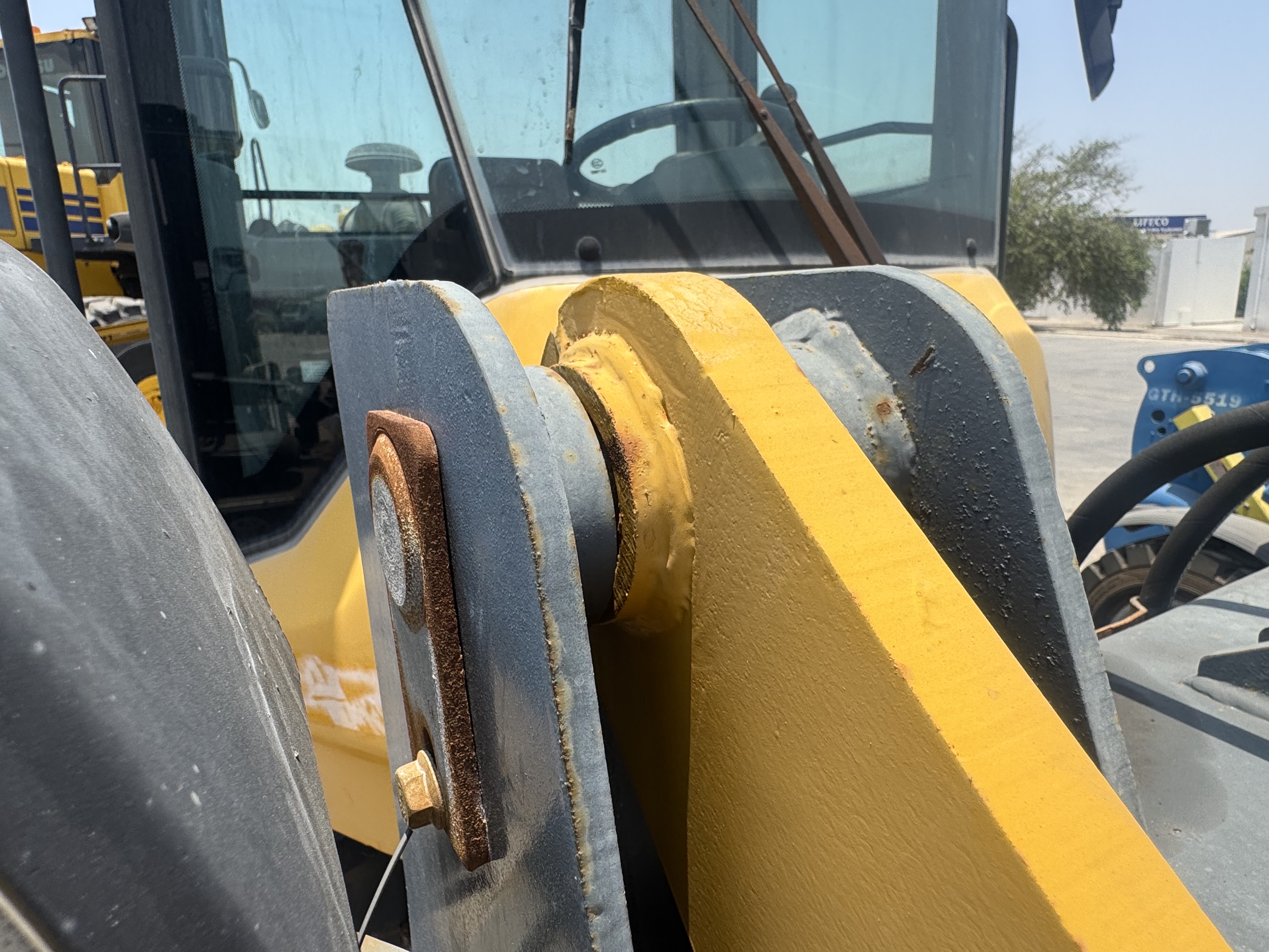 WHL-020-Shanding-ZL26-Wheel-loaders-inspection-Hydraulics-Boom-base-pin-and-bushings-1