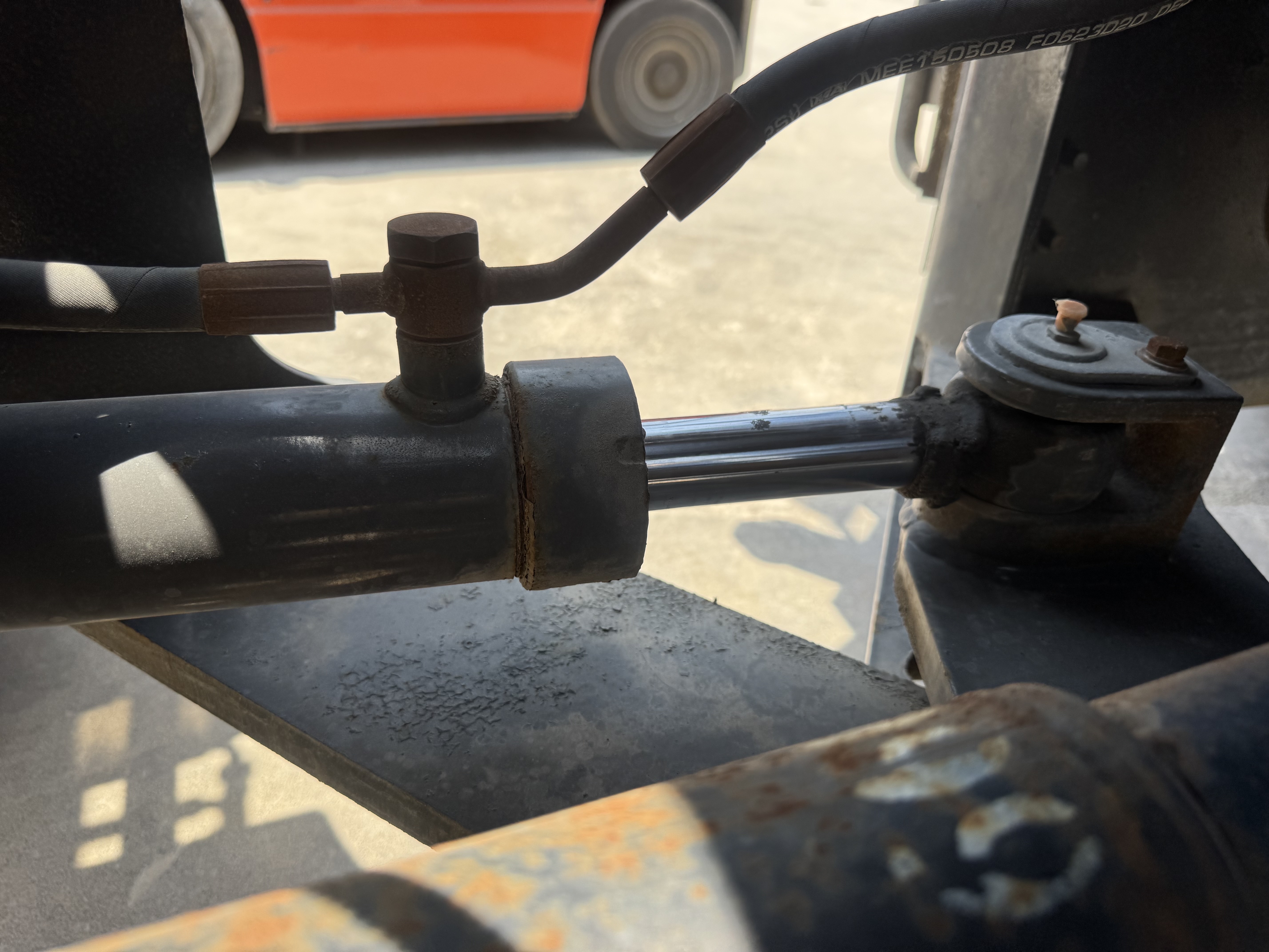 WHL-020-Shanding-ZL26-Wheel-loaders-inspection-Hydraulics-Steering-cylinders-1