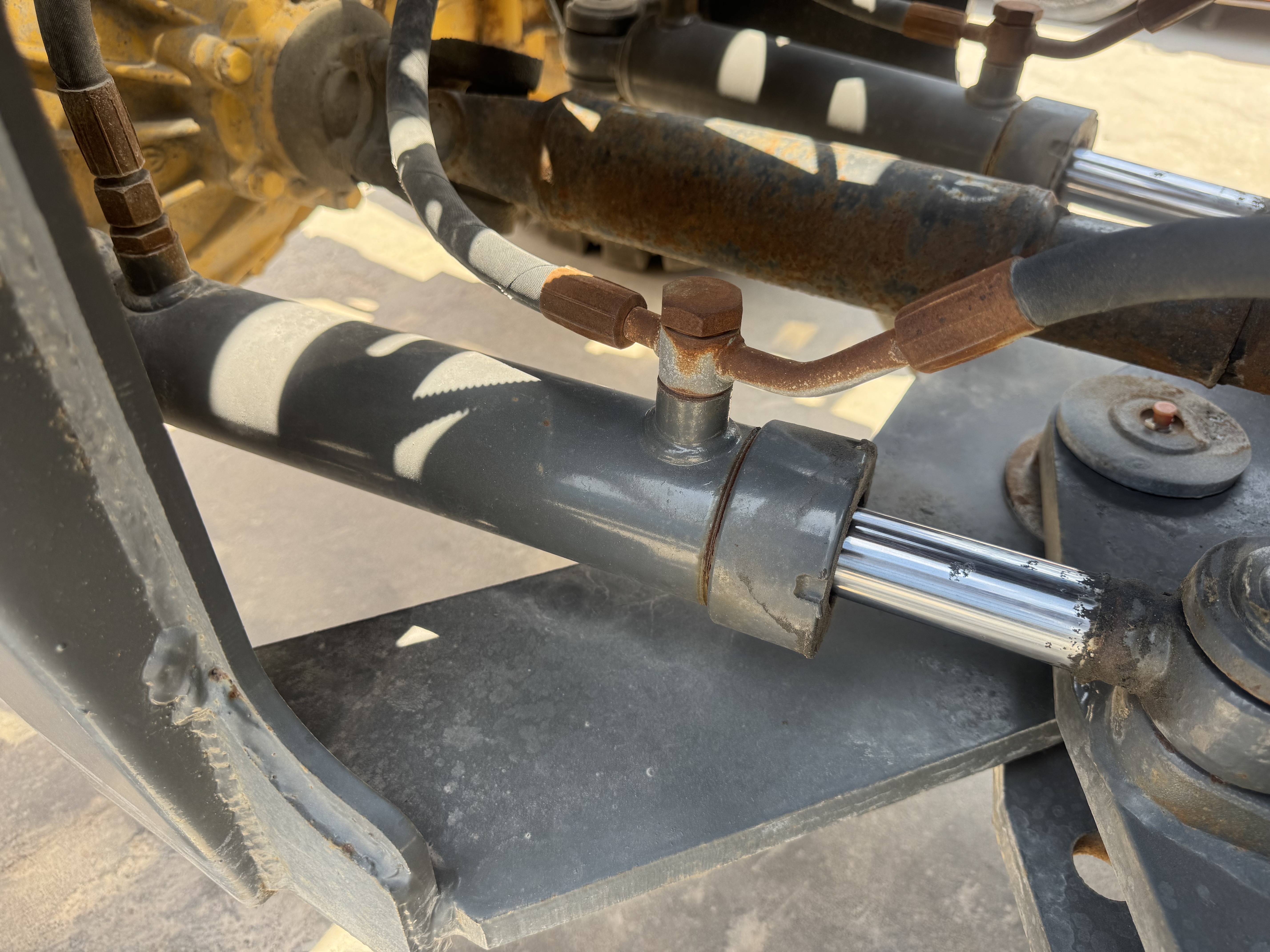 WHL-020-Shanding-ZL26-Wheel-loaders-inspection-Hydraulics-Steering-cylinders-1