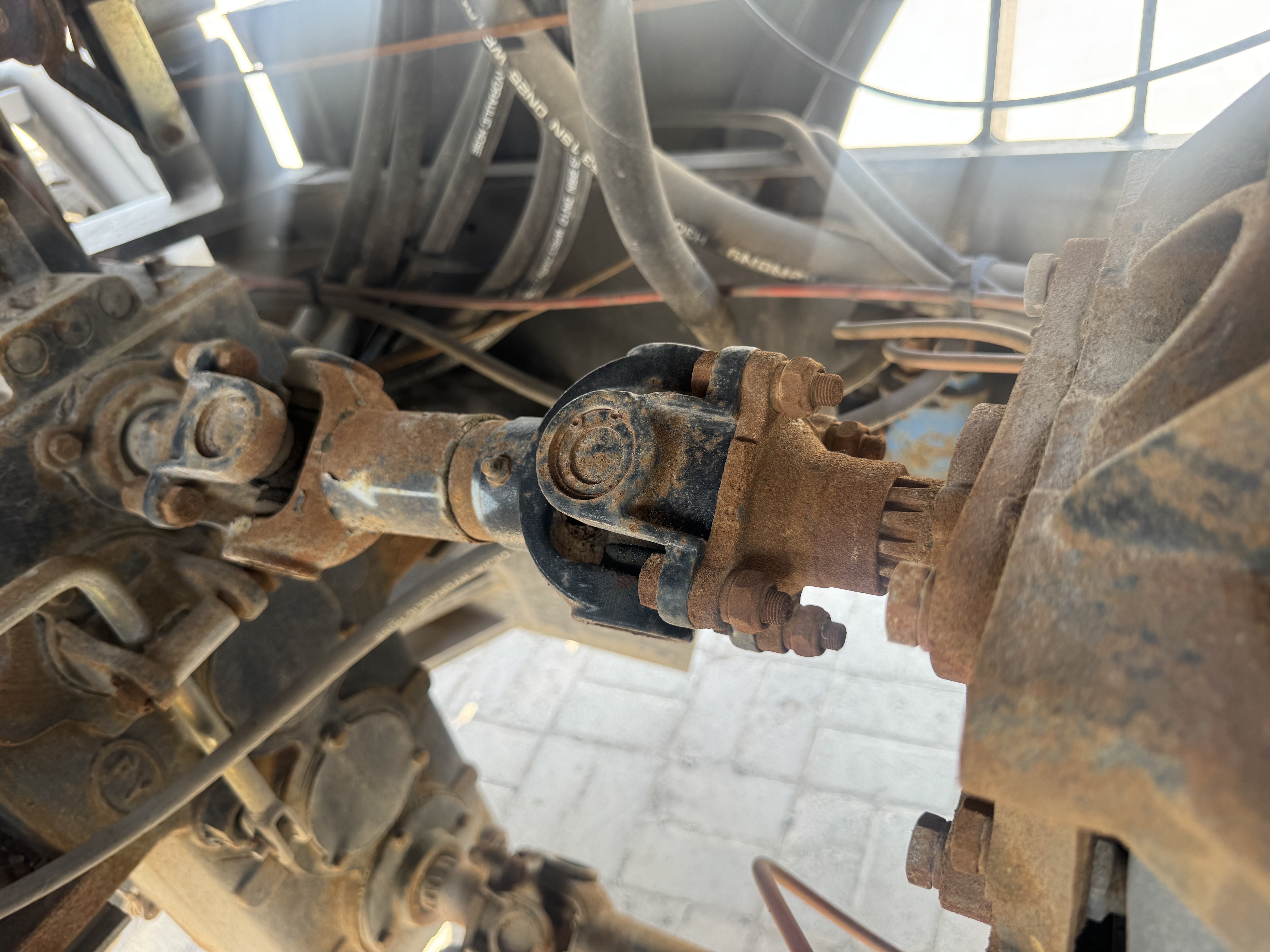 WHL-020-Shanding-ZL26-Wheel-loaders-inspection-Drive-system-Propeller-shaft-1