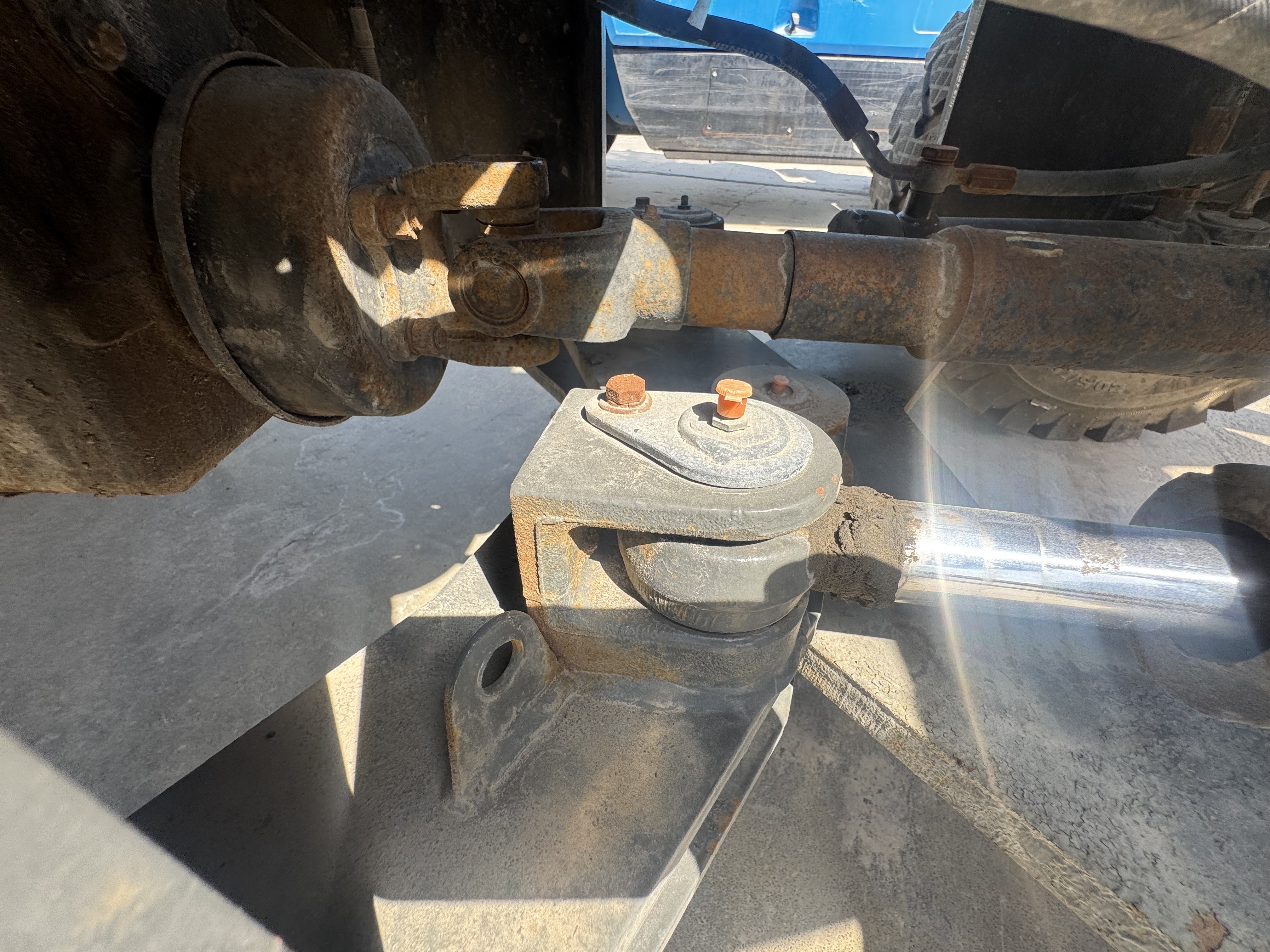 WHL-020-Shanding-ZL26-Wheel-loaders-inspection-Drive-system-Propeller-shaft-1