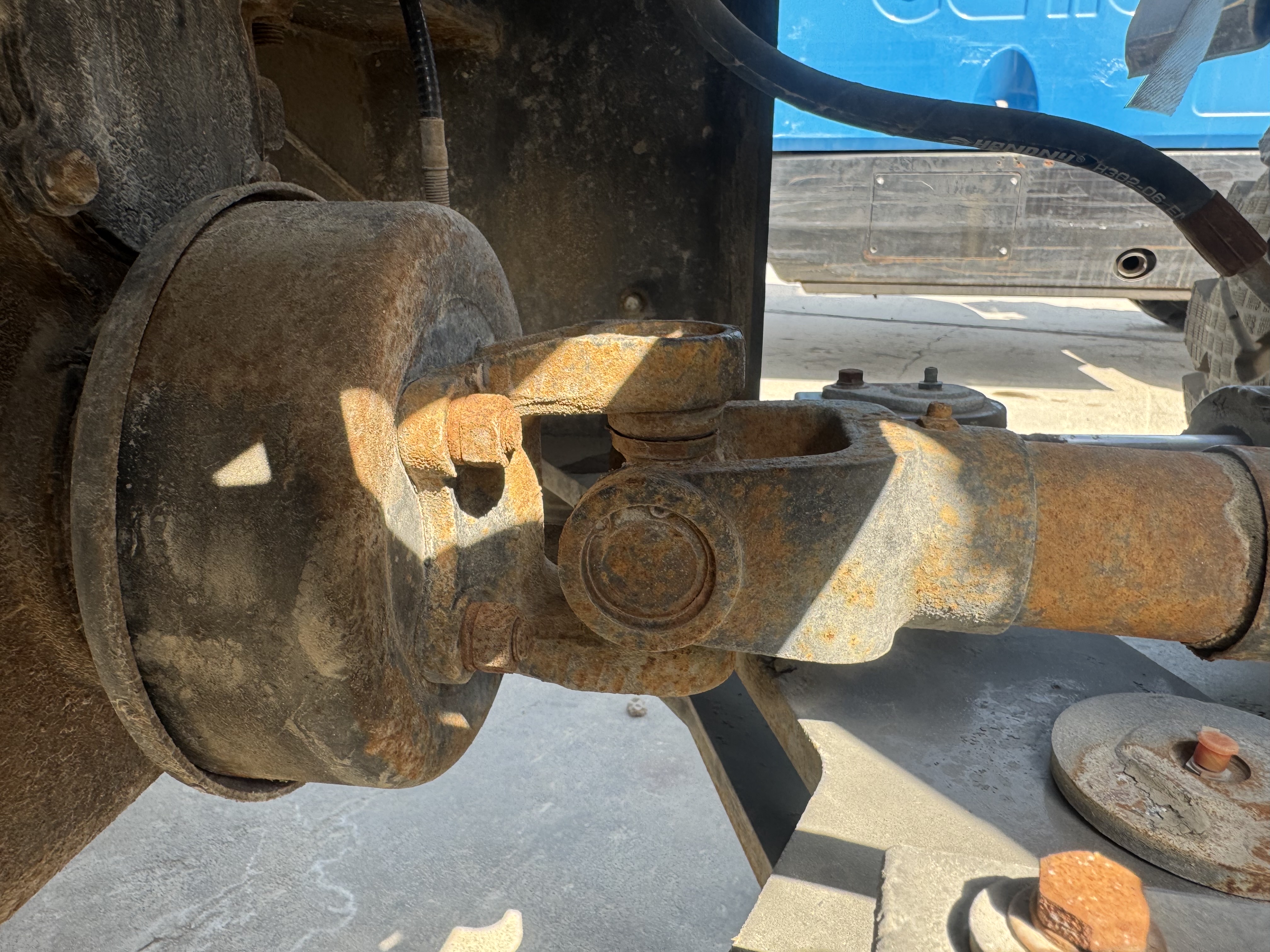 WHL-020-Shanding-ZL26-Wheel-loaders-inspection-Drive-system-Propeller-shaft-1