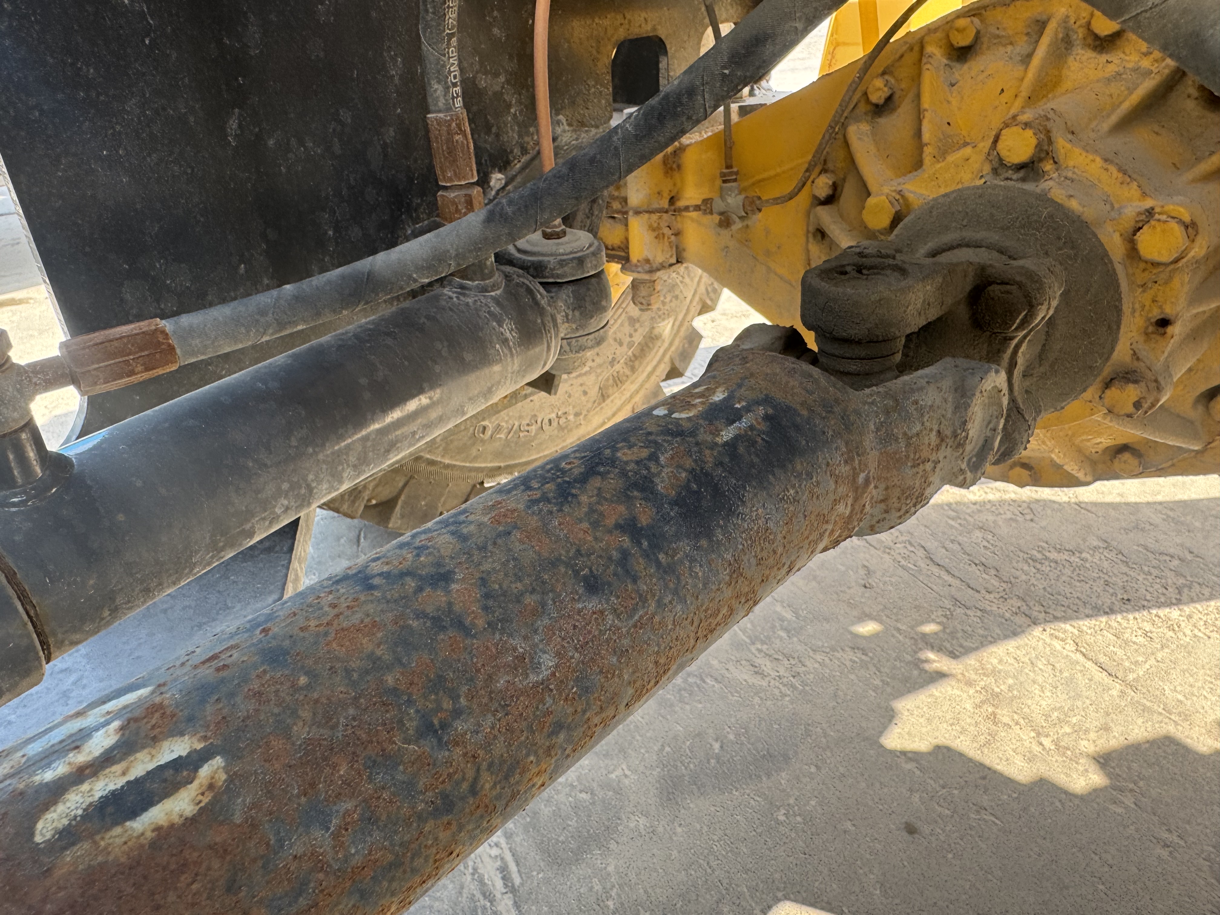 WHL-020-Shanding-ZL26-Wheel-loaders-inspection-Drive-system-Propeller-shaft-1