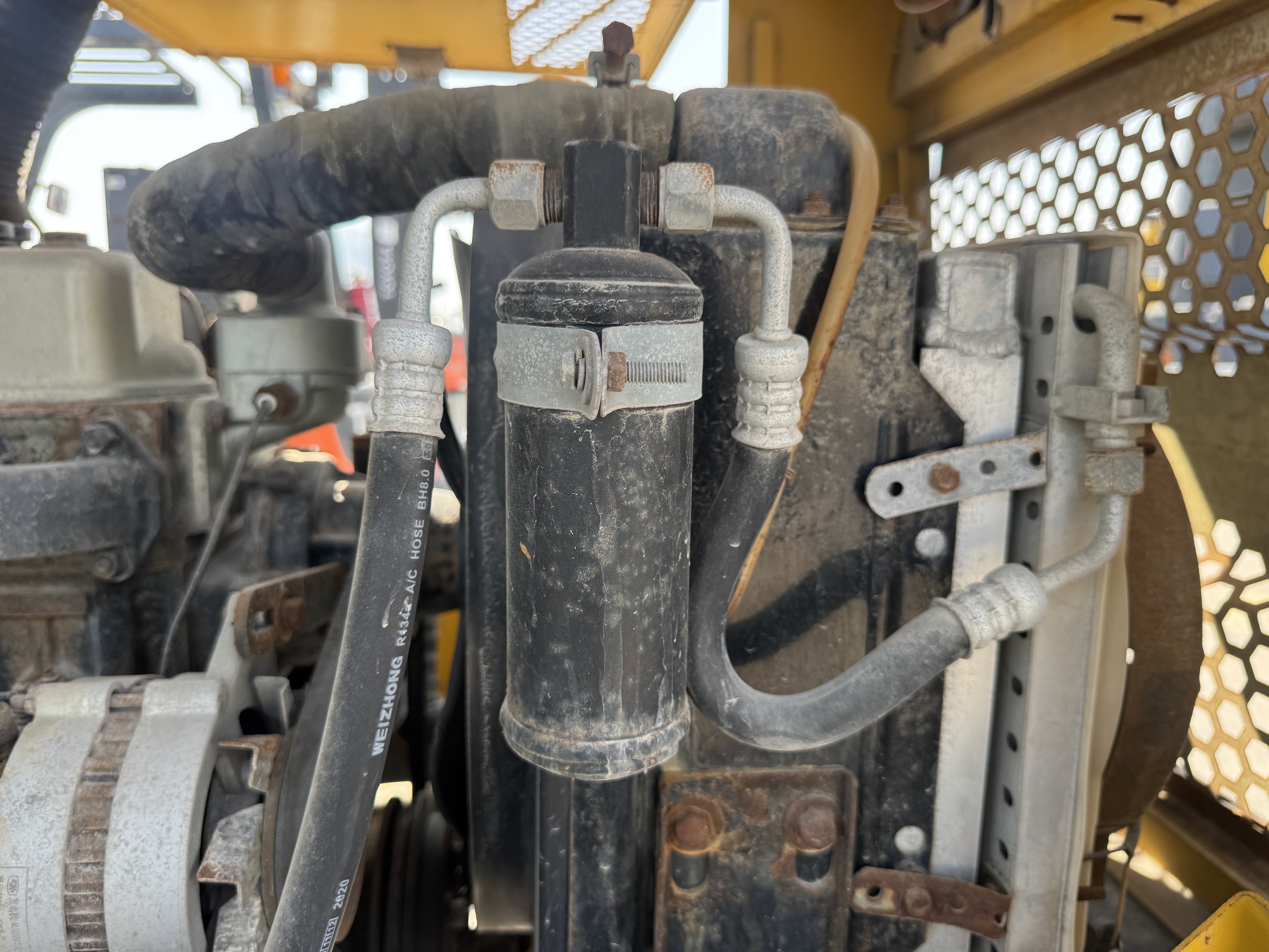 WHL-020-Shanding-ZL26-Wheel-loaders-inspection-Air-conditioning-Refrigerant-lines-1