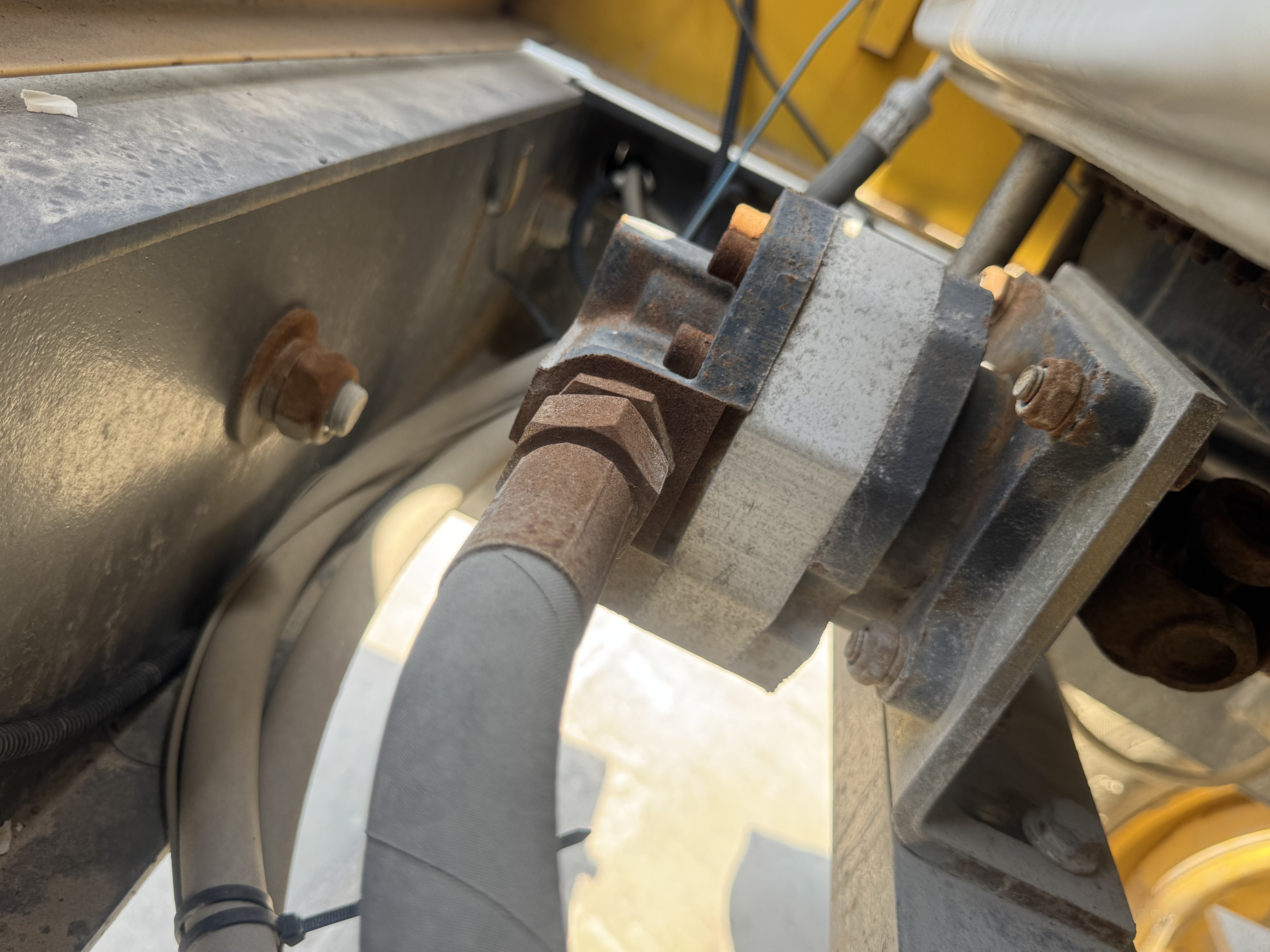 WHL-020-Shanding-ZL26-Wheel-loaders-inspection-Hydraulics-Hydraulic-pump-1