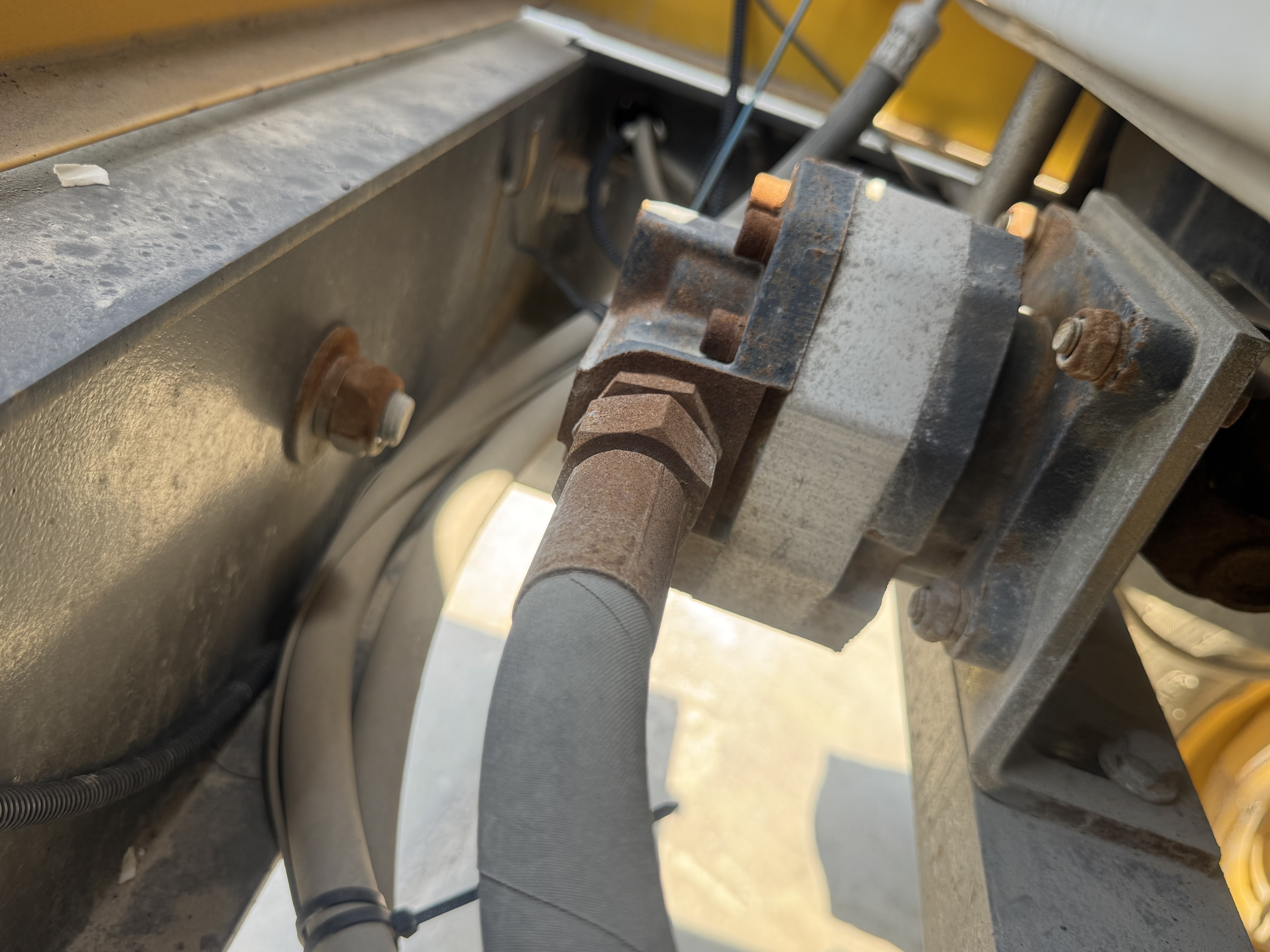 WHL-020-Shanding-ZL26-Wheel-loaders-inspection-Hydraulics-Hydraulic-pump-1