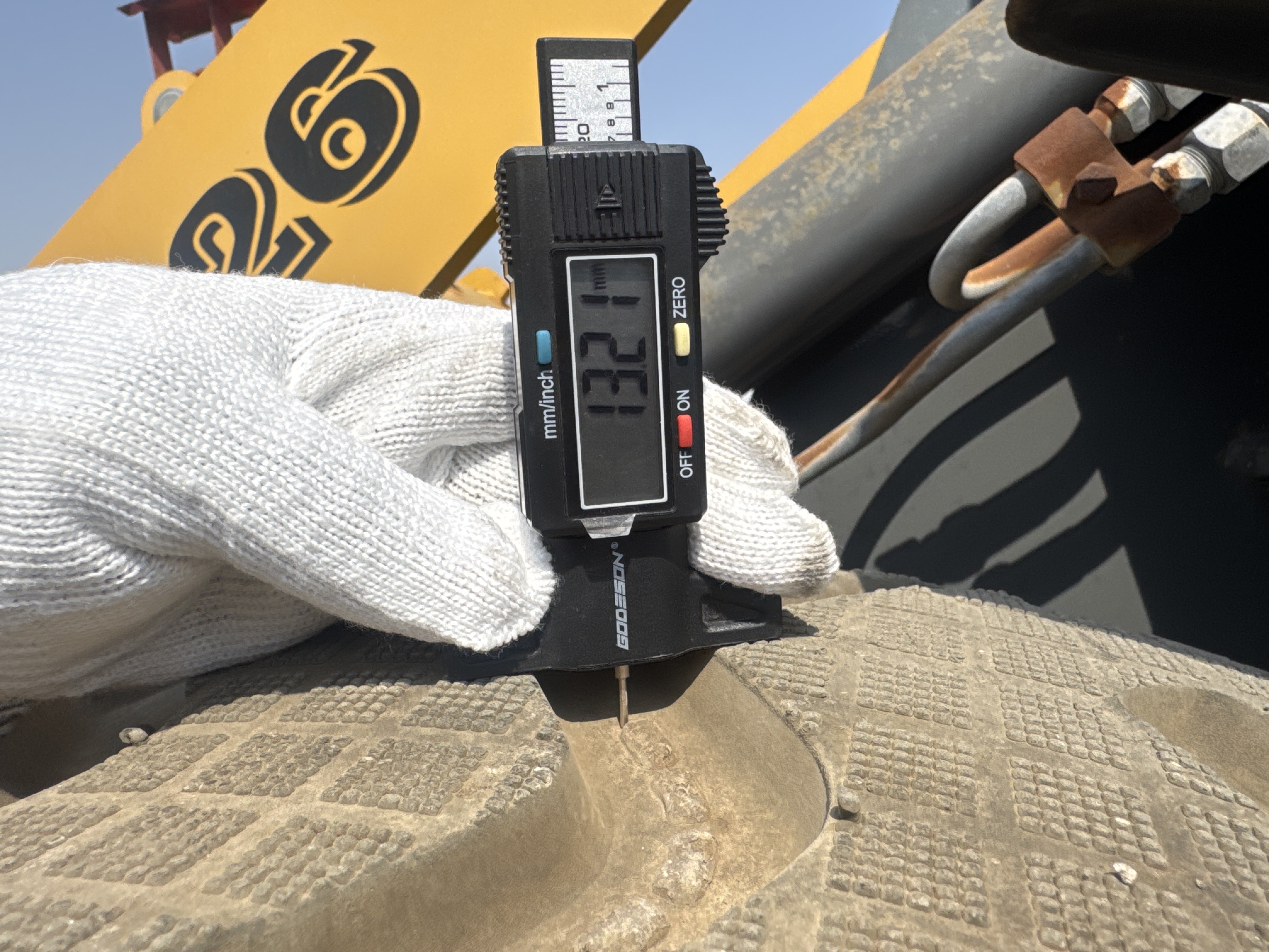 WHL-020-Shanding-ZL26-Wheel-loaders-inspection-Chassis-Left-front-tire---tread-depth-1