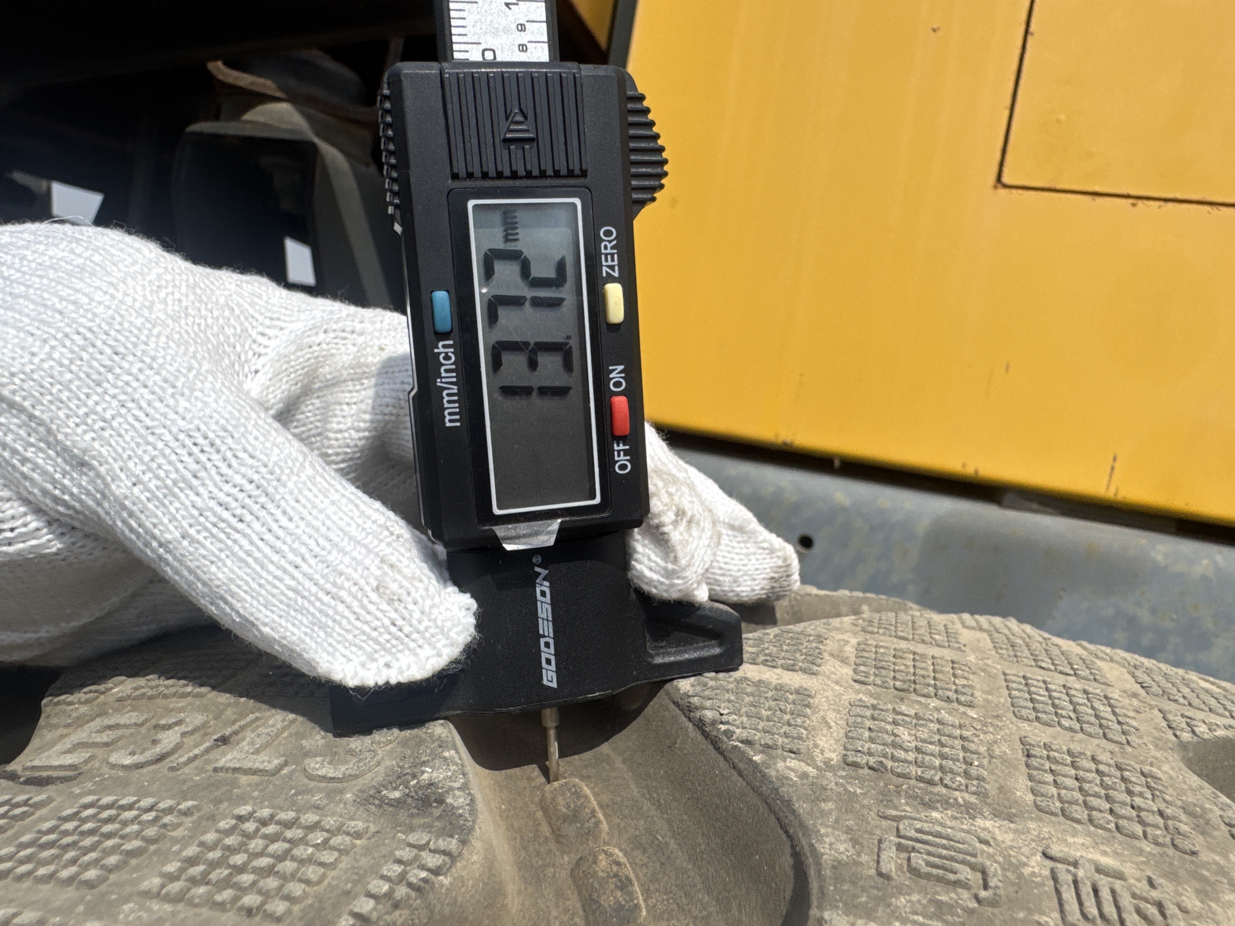 WHL-020-Shanding-ZL26-Wheel-loaders-inspection-Chassis-Left-rear-tire---tread-depth-1