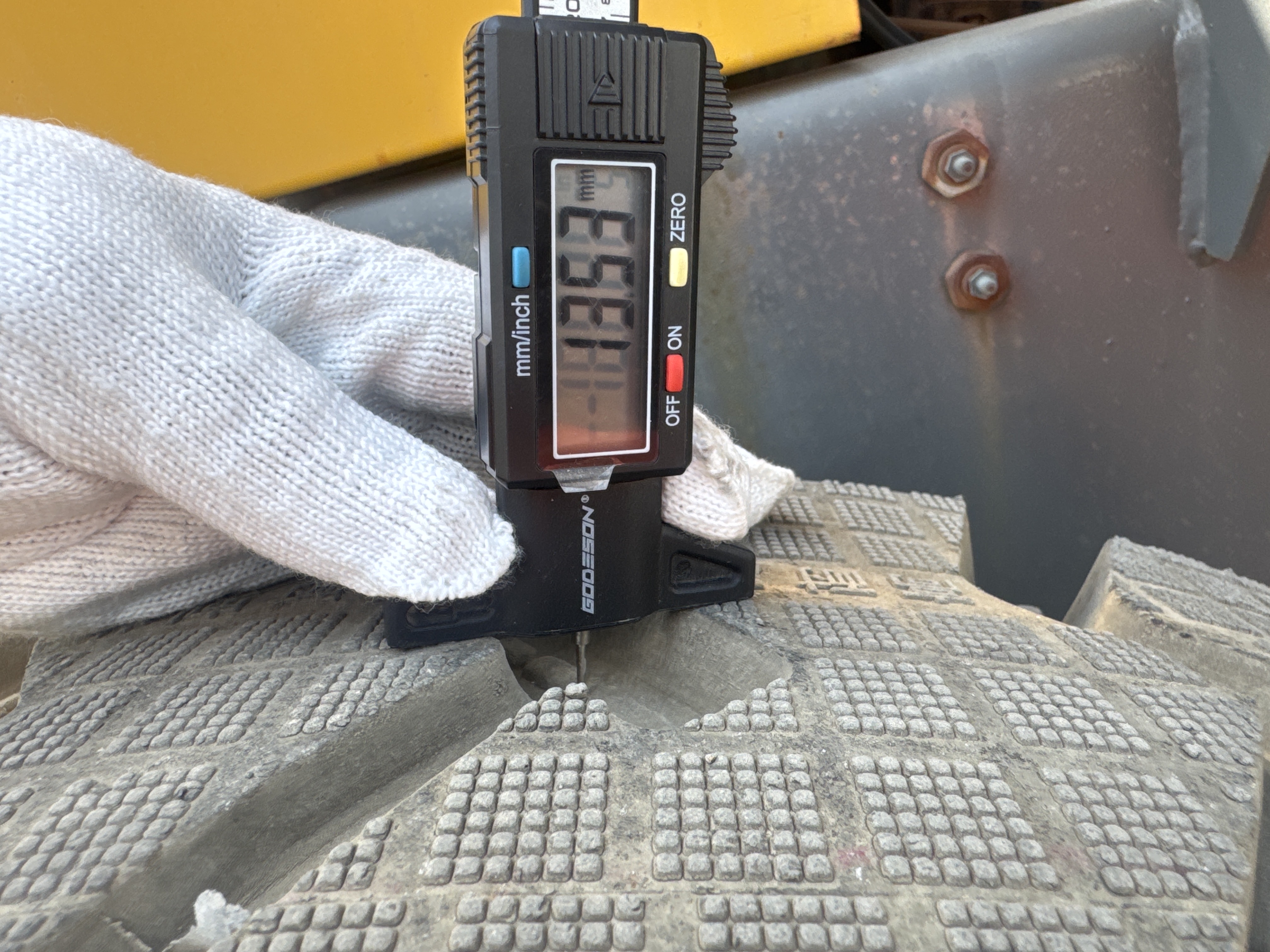 WHL-020-Shanding-ZL26-Wheel-loaders-inspection-Chassis-Right-rear-tire---tread-depth-1
