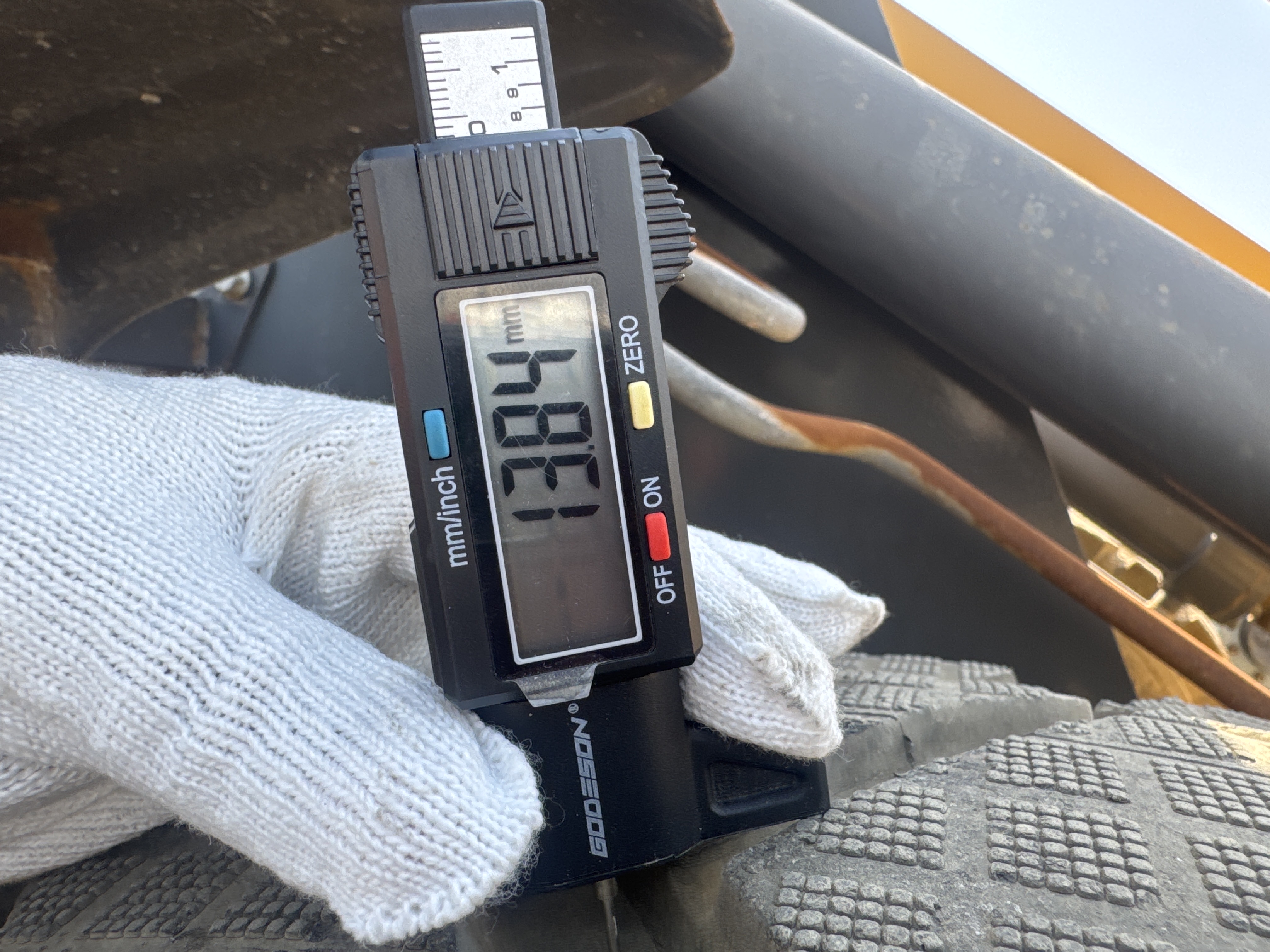 WHL-020-Shanding-ZL26-Wheel-loaders-inspection-Chassis-Right-front-tire---tread-depth-1