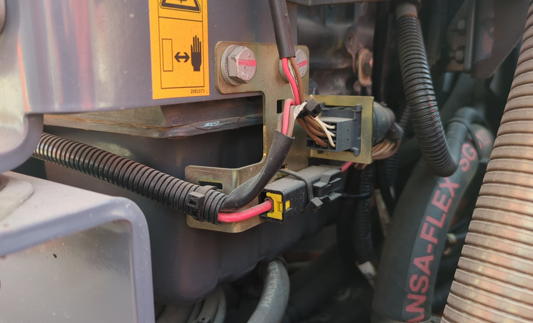 SRC-018-Hamm-HD-8-VV-Tandem-rollers-inspection-Electronics-Main-harness-1