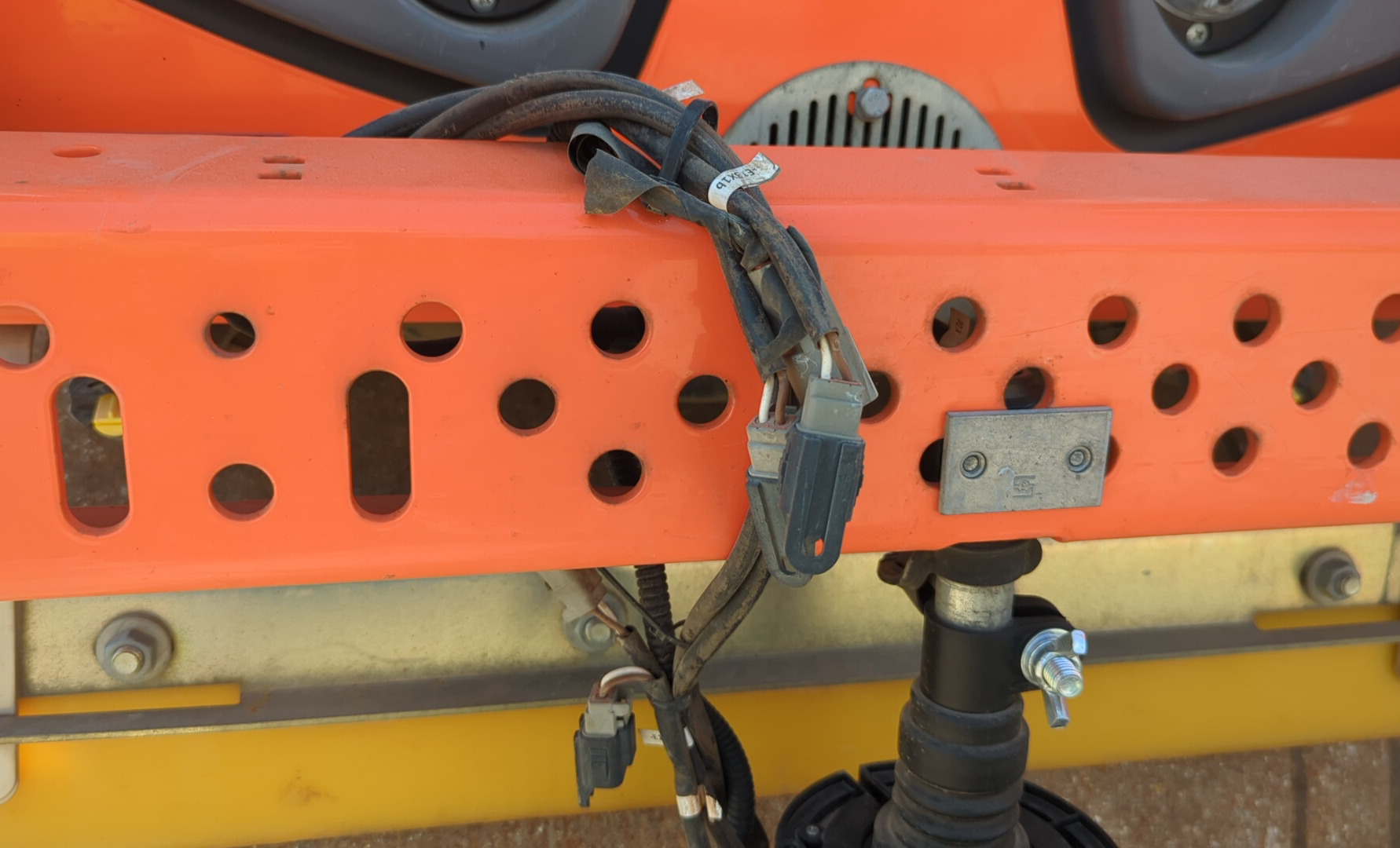SRC-018-Hamm-HD-8-VV-Tandem-rollers-inspection-Electronics-Main-harness-1