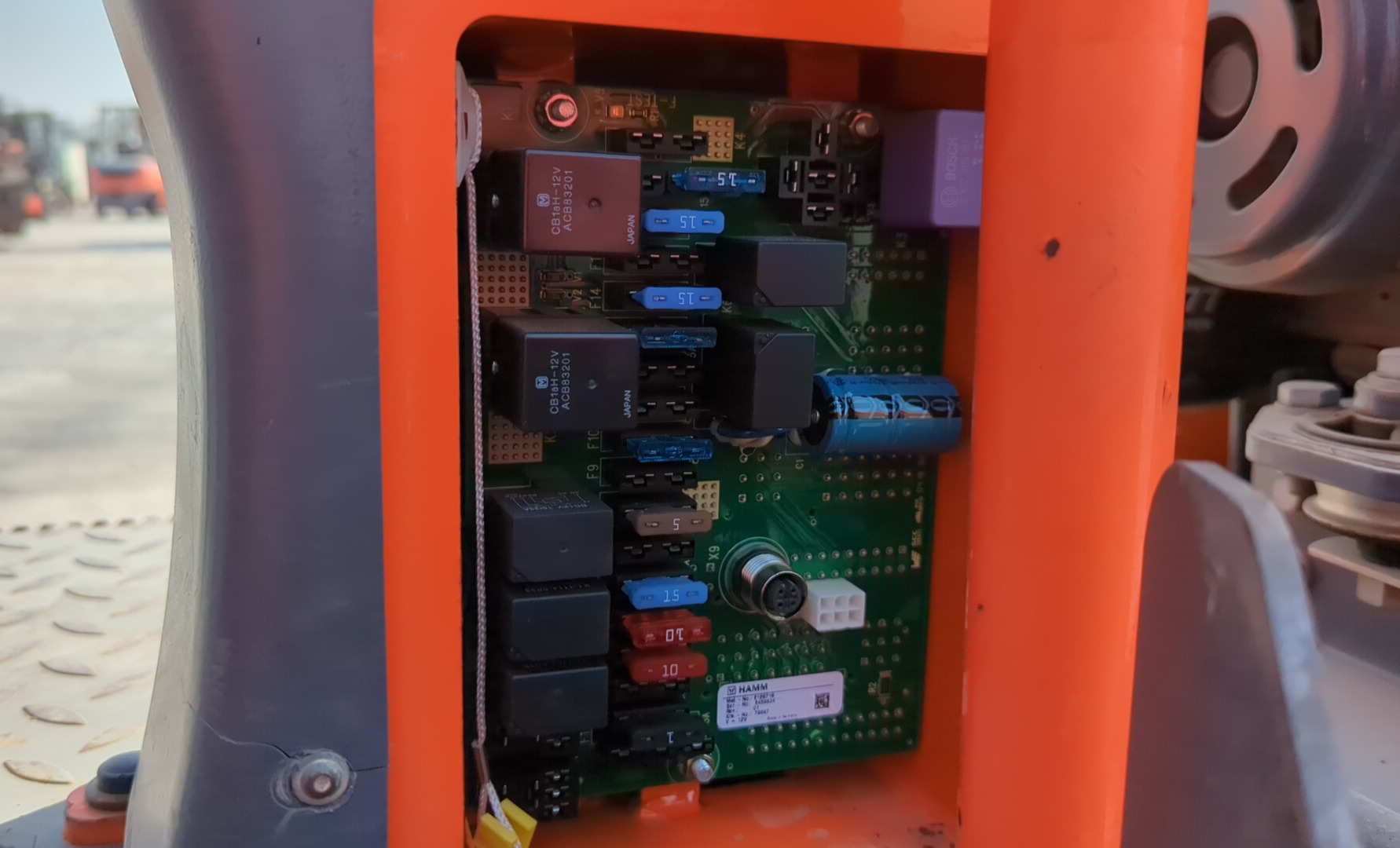 SRC-018-Hamm-HD-8-VV-Tandem-rollers-inspection-Electronics-Fuse-box-1