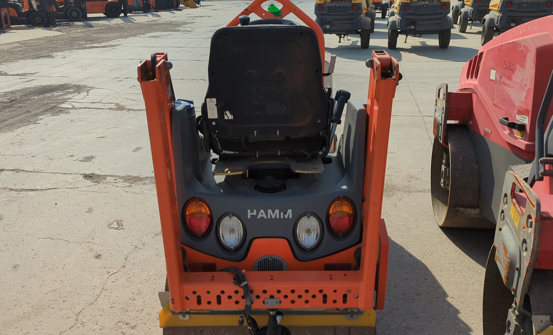 SRC-018-Hamm-HD-8-VV-Tandem-rollers-inspection-Structure-Paint-1