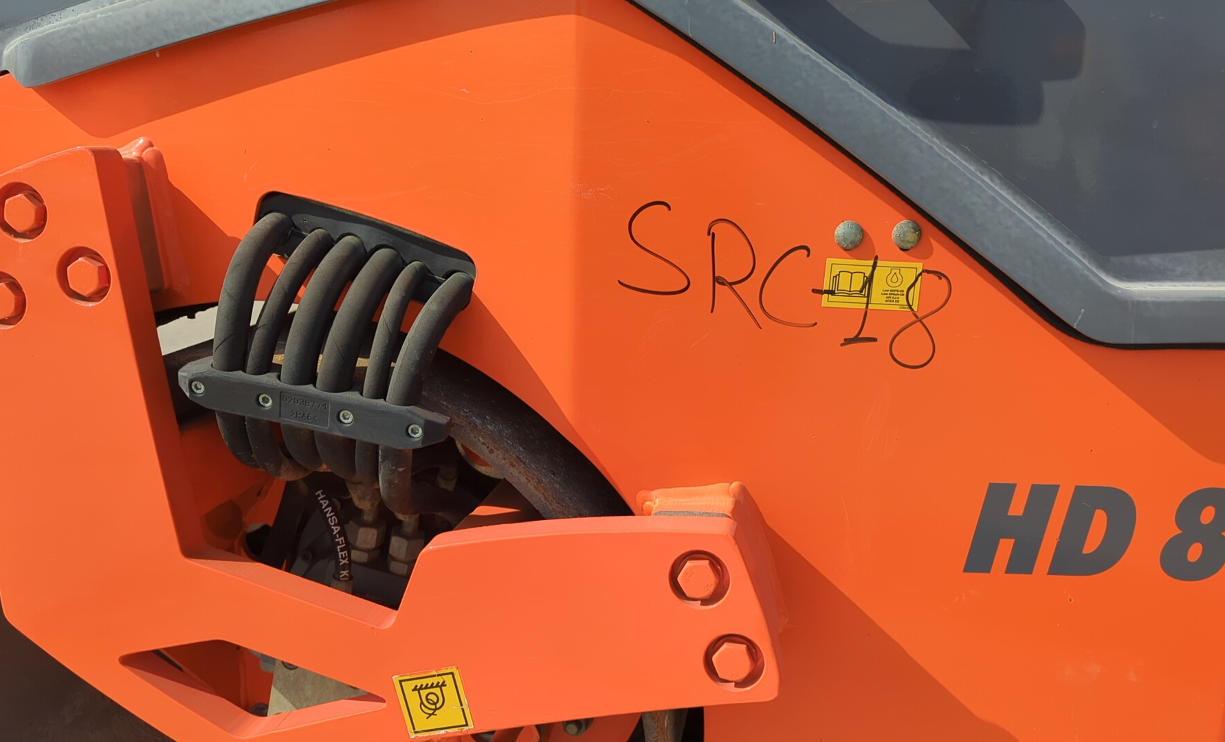 SRC-018-Hamm-HD-8-VV-Tandem-rollers-inspection-Structure-Sheet-metal-(fiberglass)-1