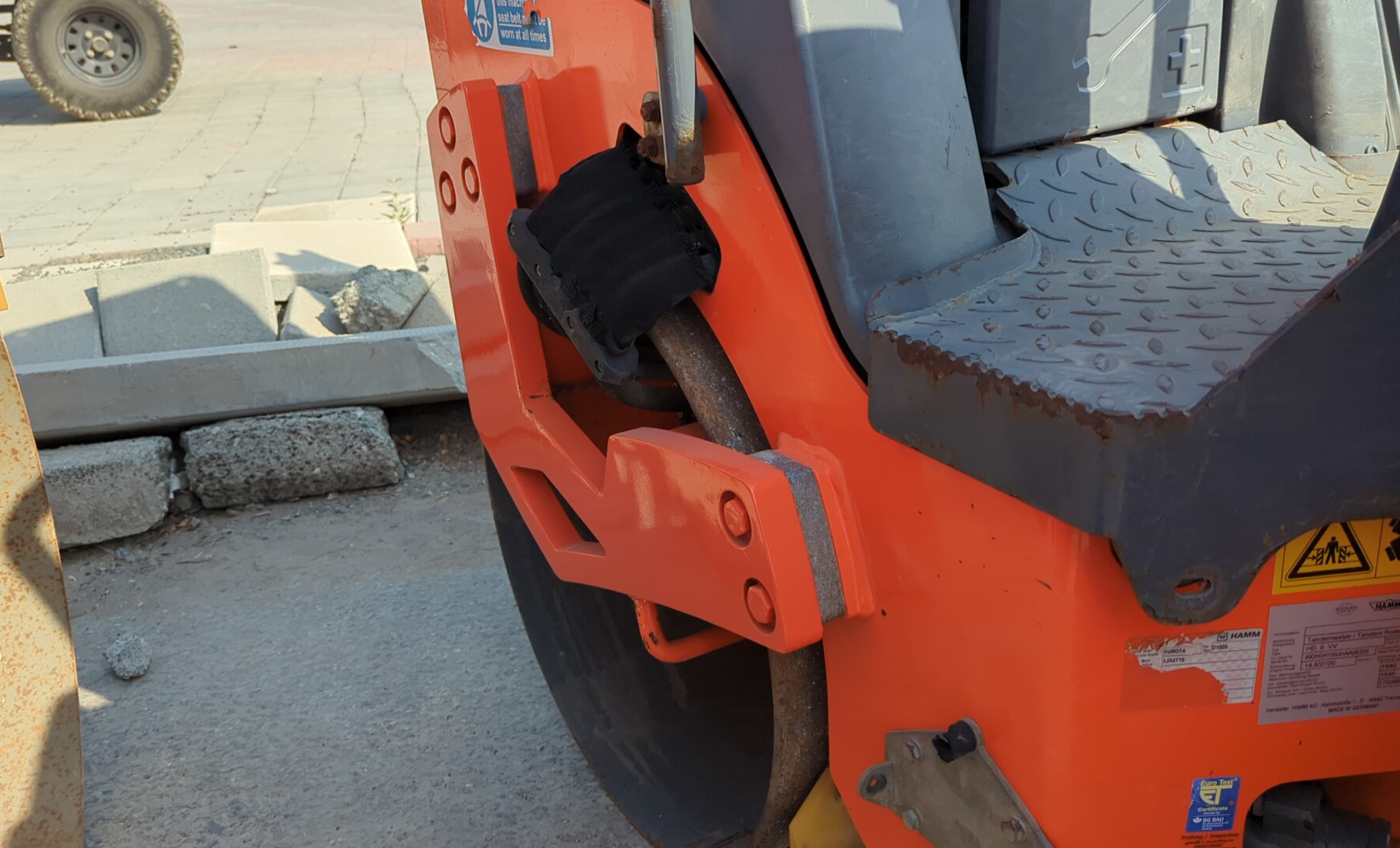 SRC-018-Hamm-HD-8-VV-Tandem-rollers-inspection-Structure-Sheet-metal-(fiberglass)-1