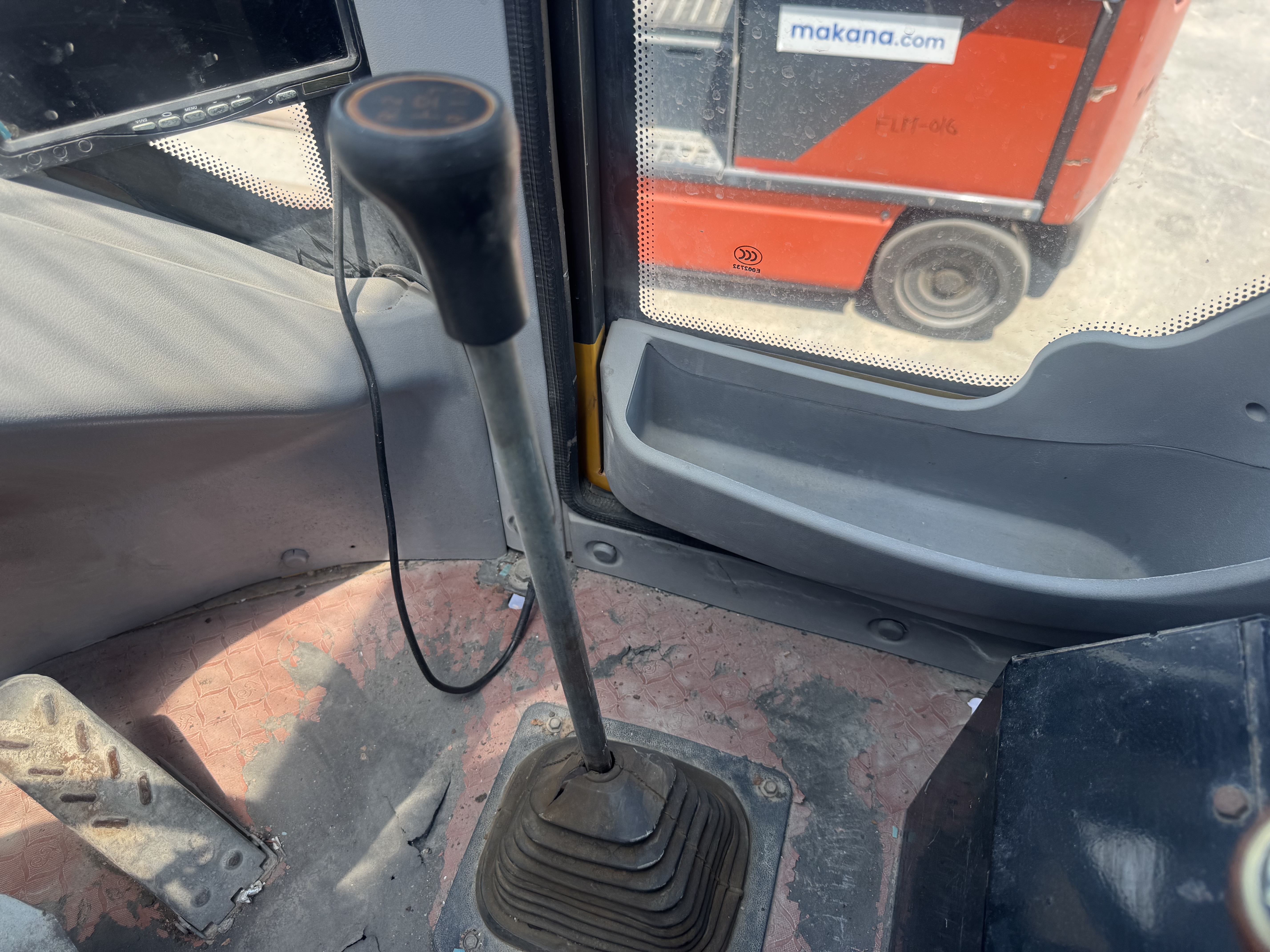 WHL-020-Shanding-ZL26-Wheel-loaders-inspection-Cabin-Gear-lever-1