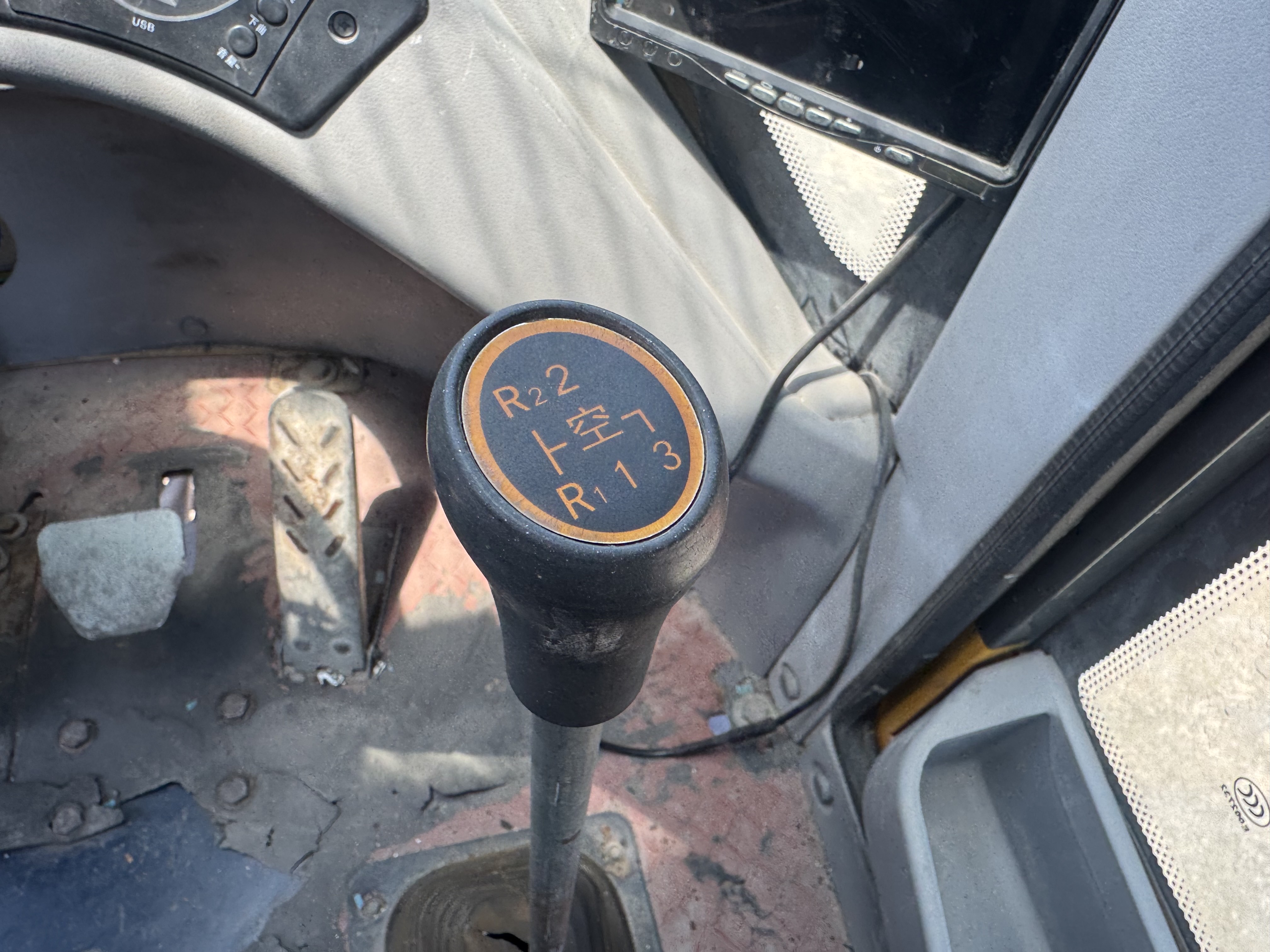 WHL-020-Shanding-ZL26-Wheel-loaders-inspection-Cabin-Gear-lever-1