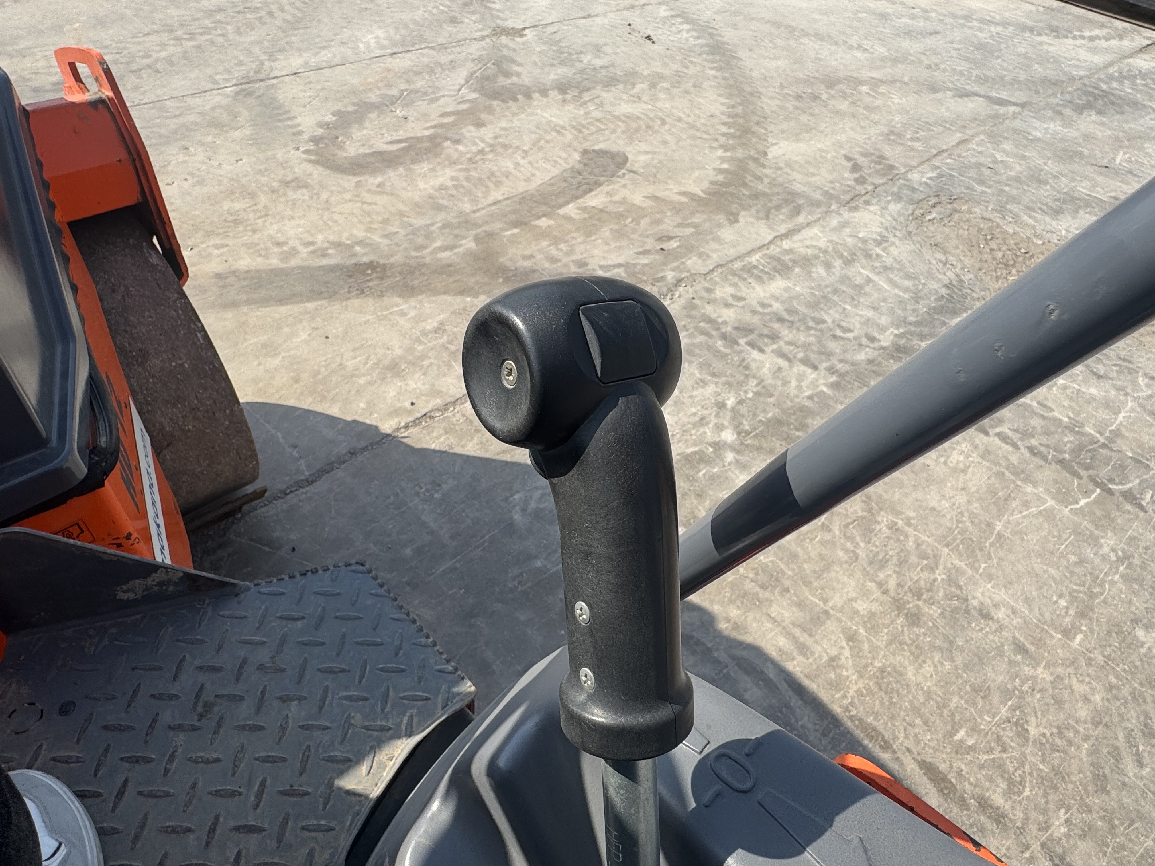 SRC-019-Hamm-HD-12-VV-Tandem-rollers-inspection-Cabin-Joysticks-1