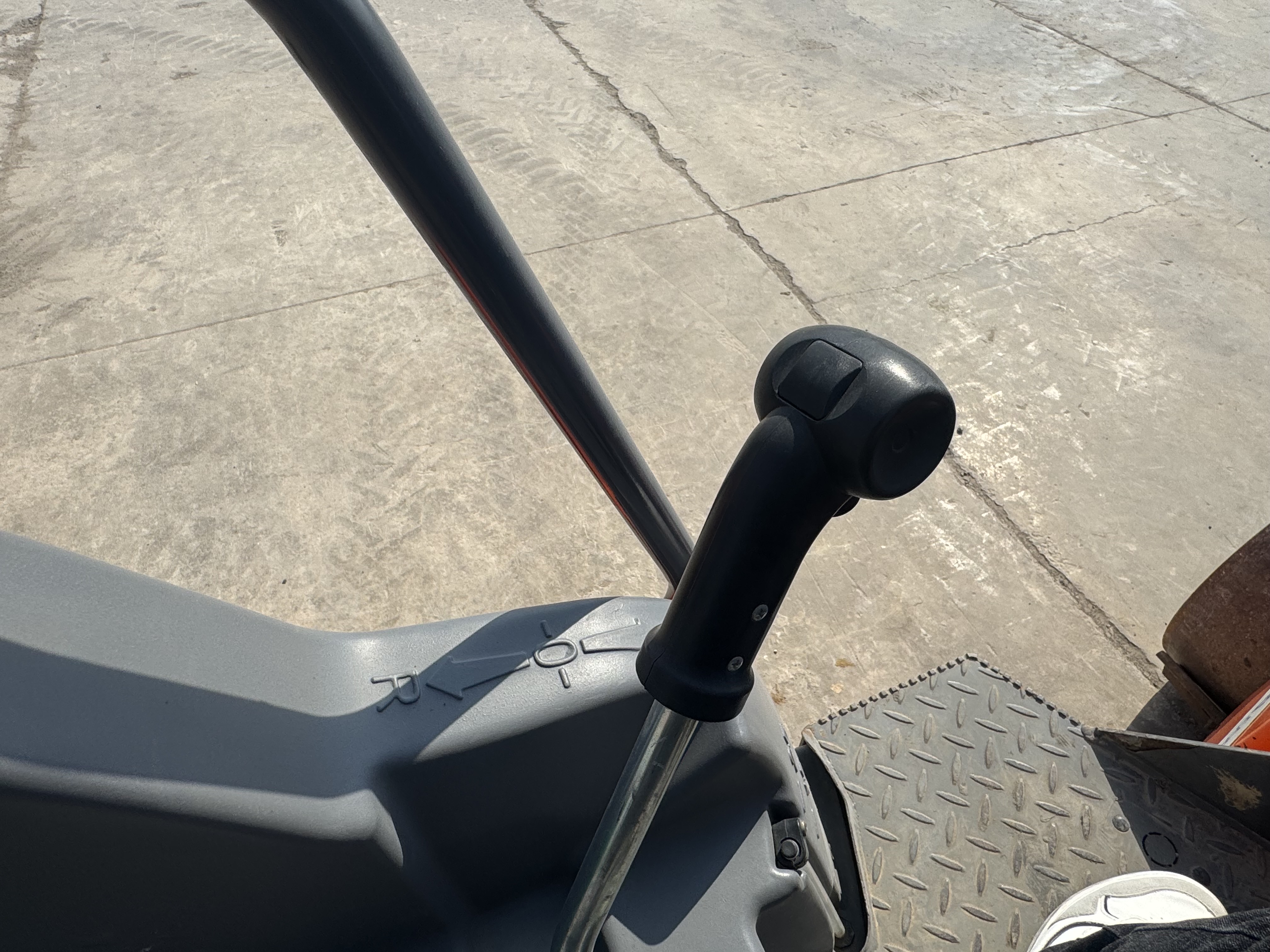 SRC-019-Hamm-HD-12-VV-Tandem-rollers-inspection-Cabin-Joysticks-1