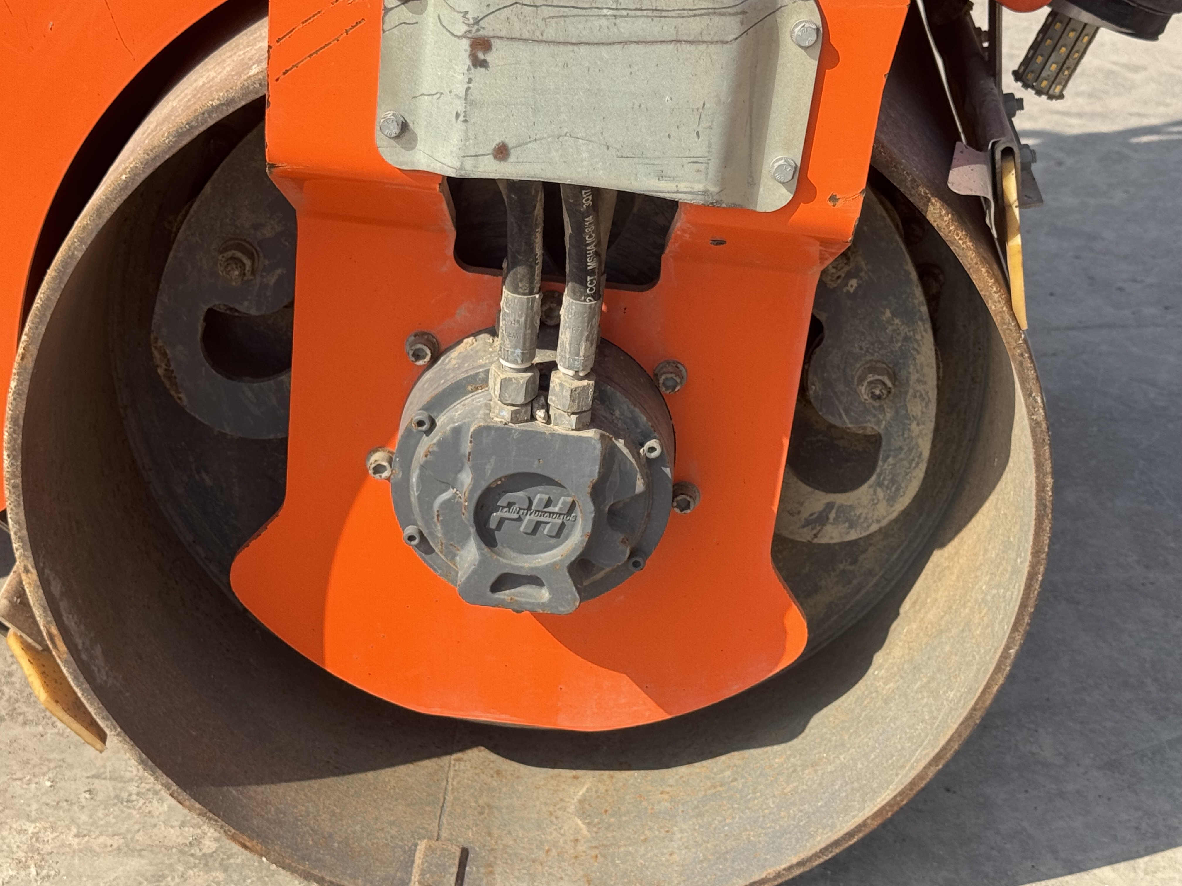SRC-019-Hamm-HD-12-VV-Tandem-rollers-inspection-Structure-Rear-drum-forks-1