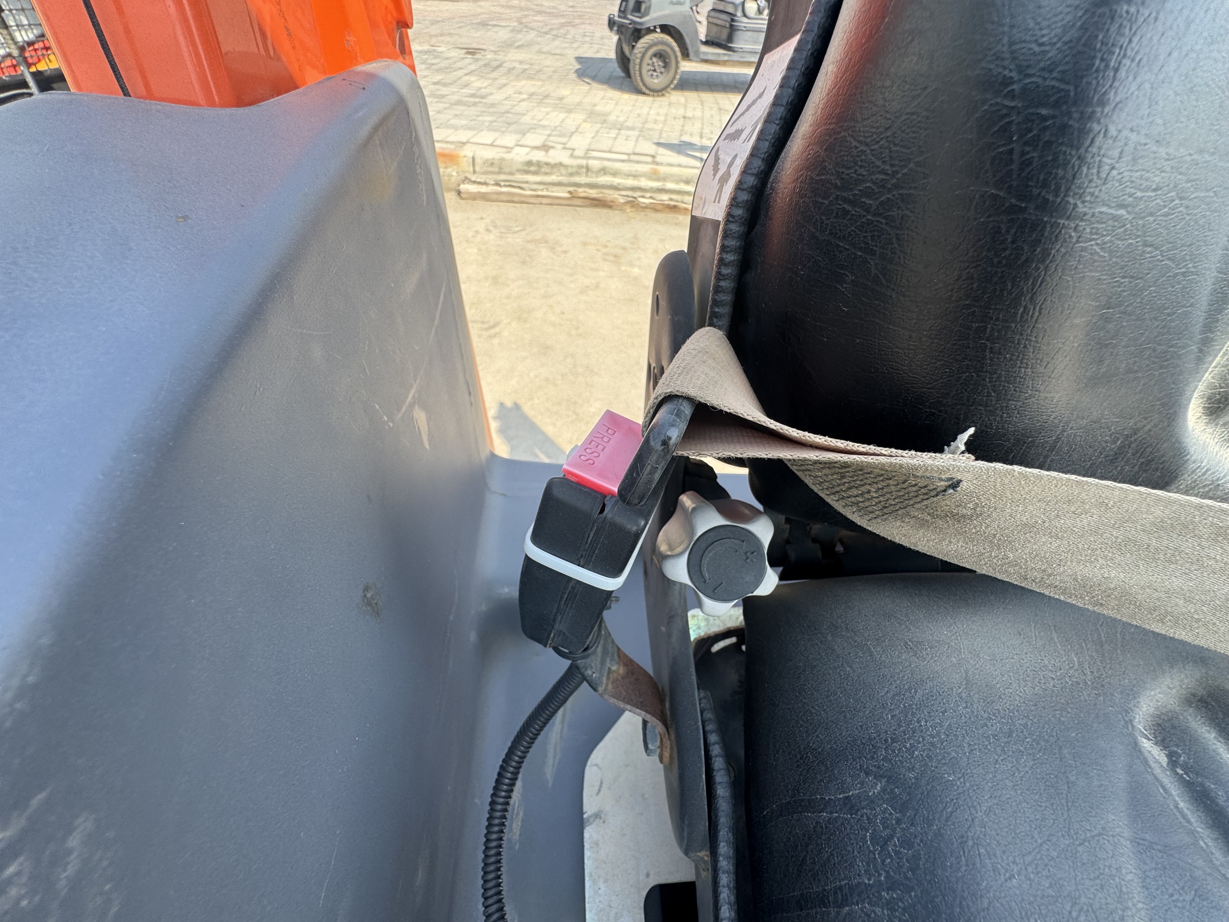 SRC-019-Hamm-HD-12-VV-Tandem-rollers-inspection-Safety-Seat-belts-1