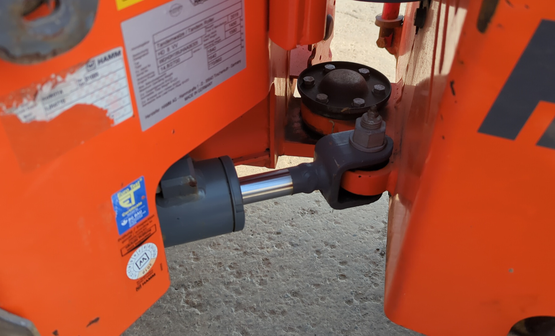 SRC-018-Hamm-HD-8-VV-Tandem-rollers-inspection-Structure-Articulated-joint-1