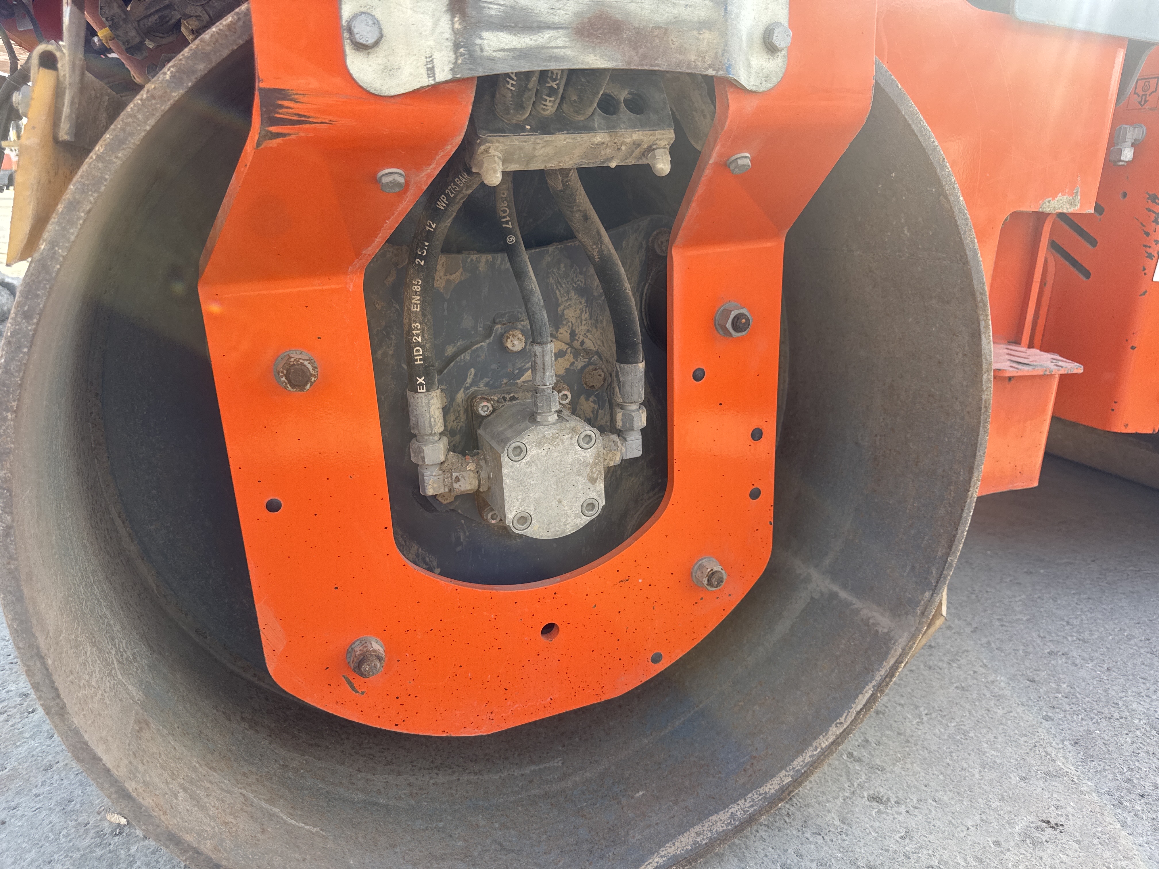 SRC-019-Hamm-HD-12-VV-Tandem-rollers-inspection-Chassis-Rear-drum-forks-1