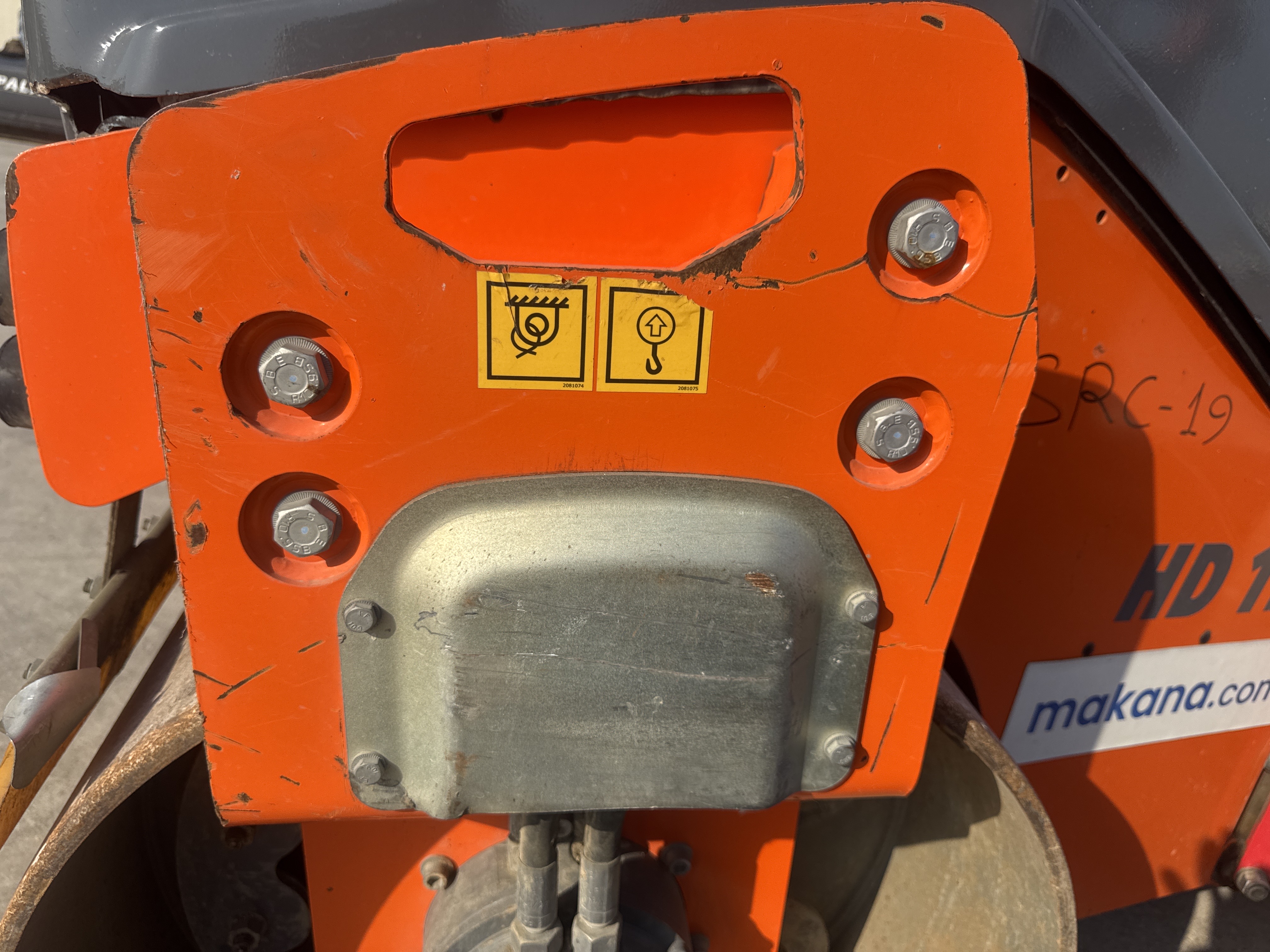 SRC-019-Hamm-HD-12-VV-Tandem-rollers-inspection-Chassis-Front-drum-mounting-bolts-1