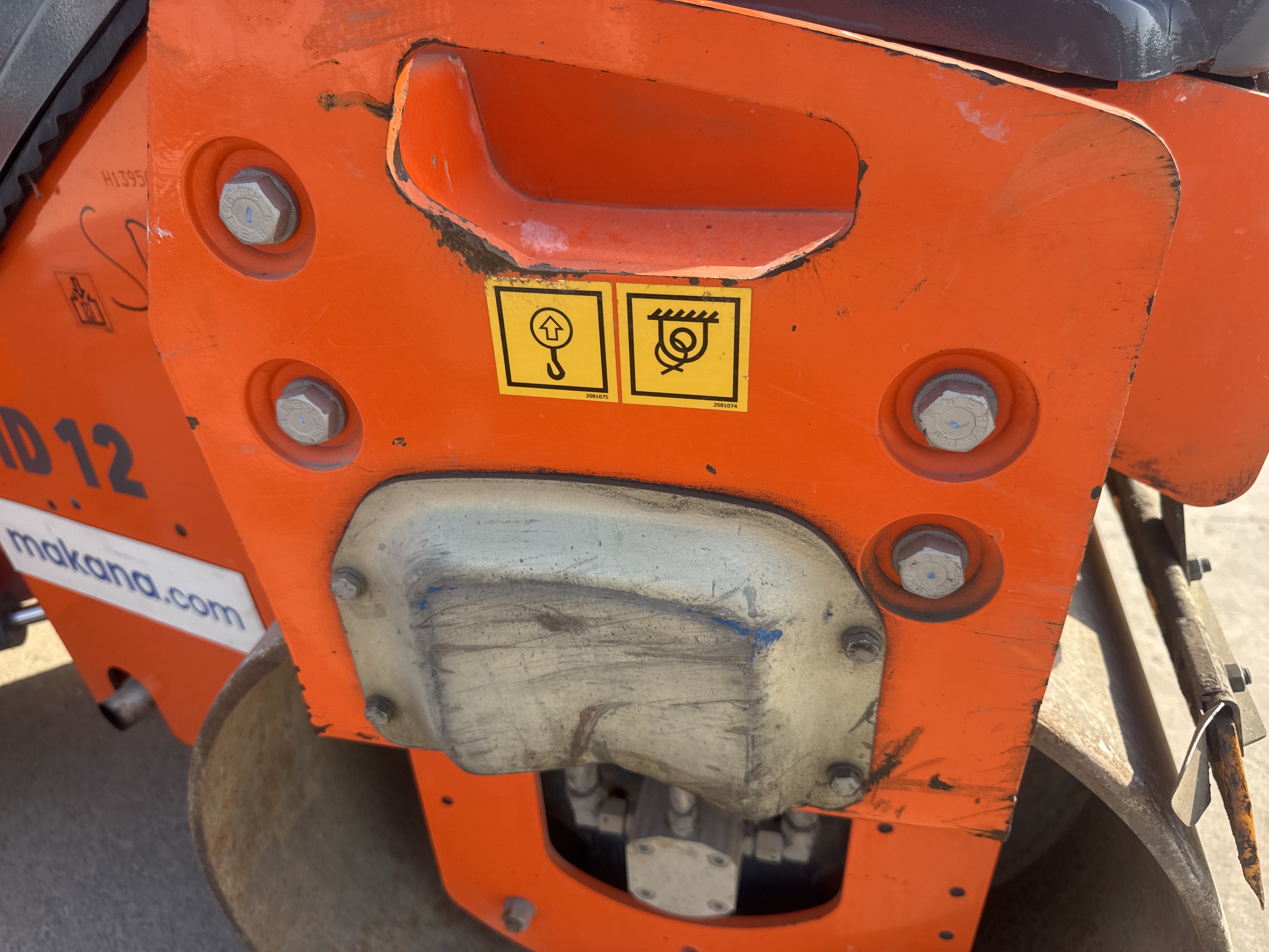 SRC-019-Hamm-HD-12-VV-Tandem-rollers-inspection-Chassis-Front-drum-mounting-bolts-1