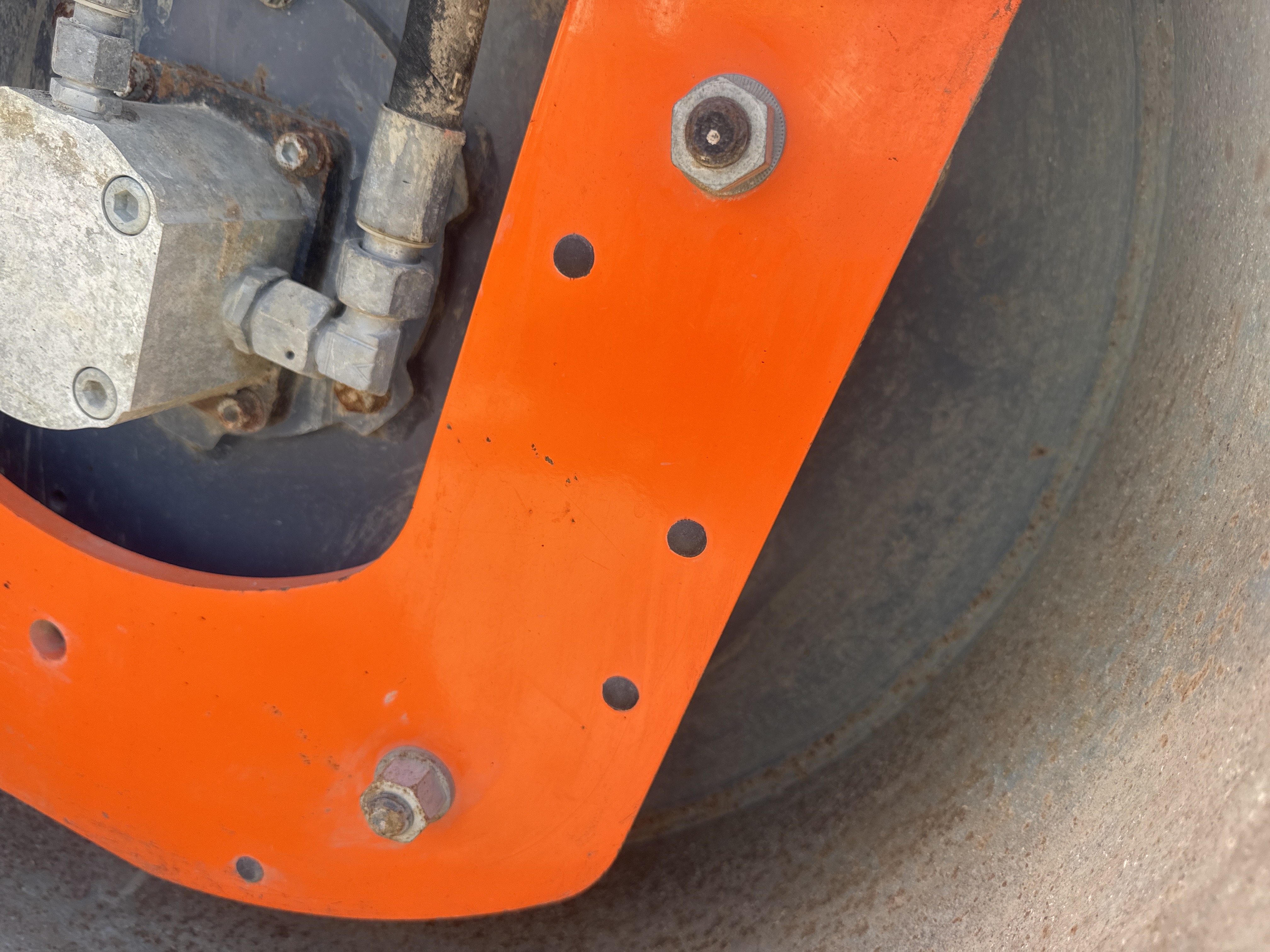 SRC-019-Hamm-HD-12-VV-Tandem-rollers-inspection-Chassis-Front-drum-mounting-bolts-1