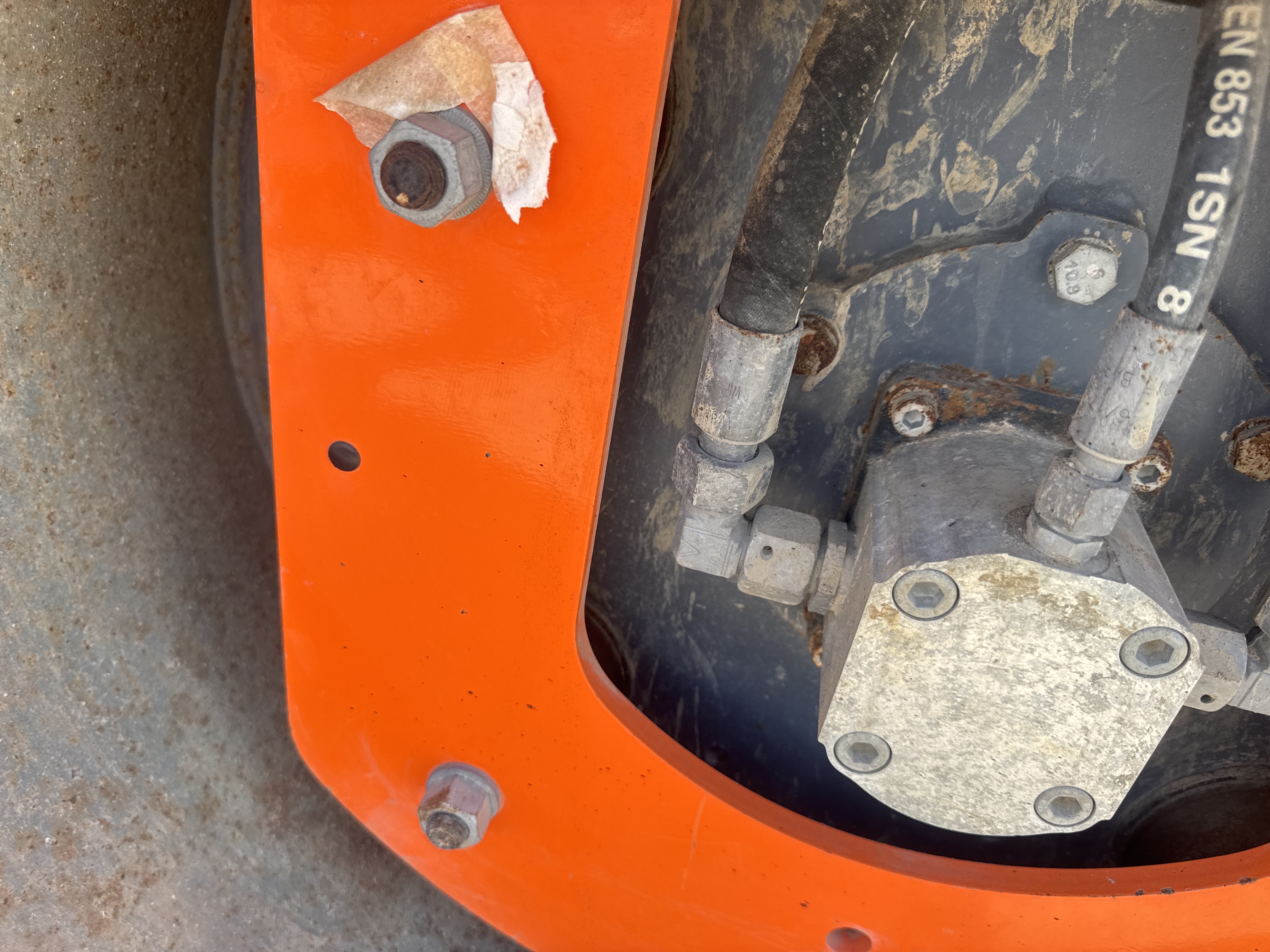 SRC-019-Hamm-HD-12-VV-Tandem-rollers-inspection-Chassis-Front-drum-mounting-bolts-1