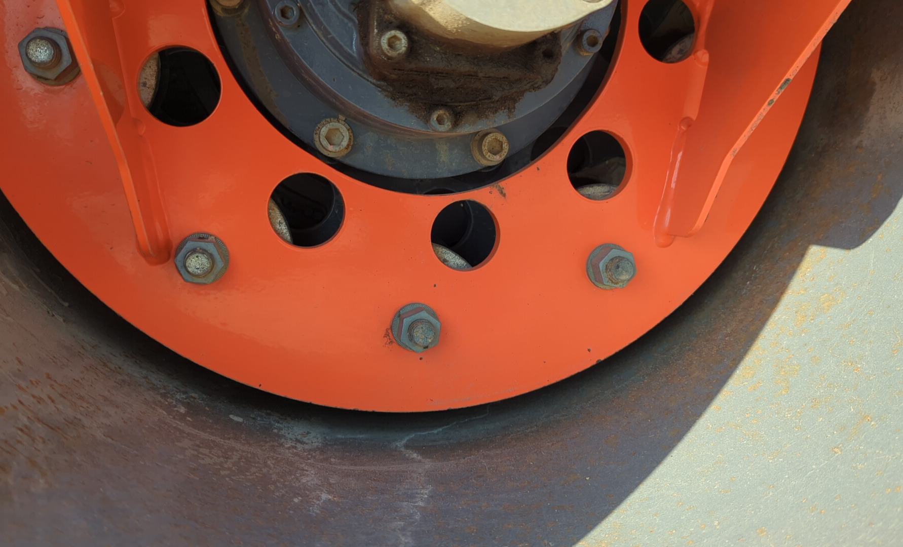 SRC-018-Hamm-HD-8-VV-Tandem-rollers-inspection-Chassis-Front-drum-mounting-bolts-1