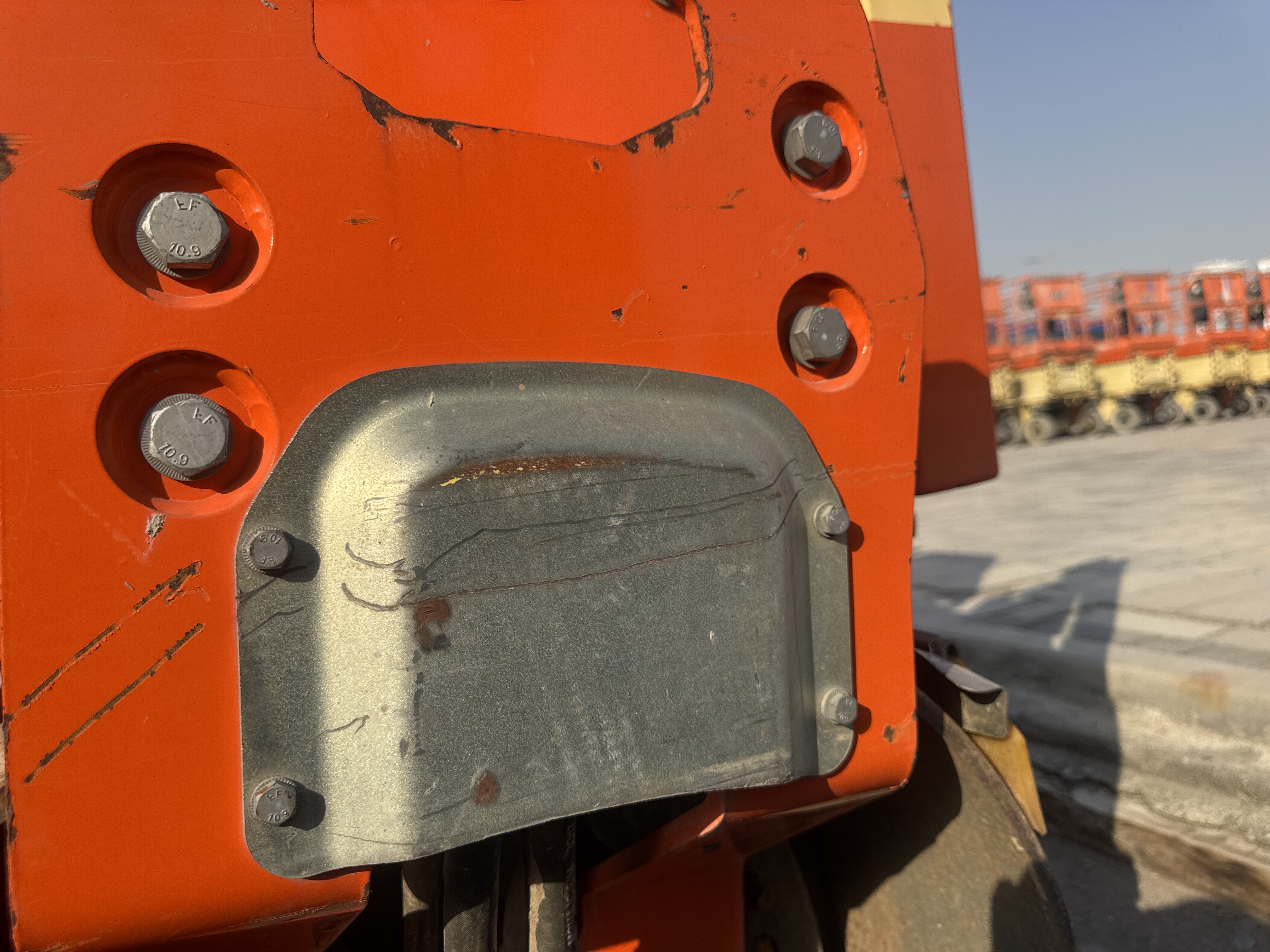 SRC-019-Hamm-HD-12-VV-Tandem-rollers-inspection-Chassis-Rear-drum-mounting-bolts-1