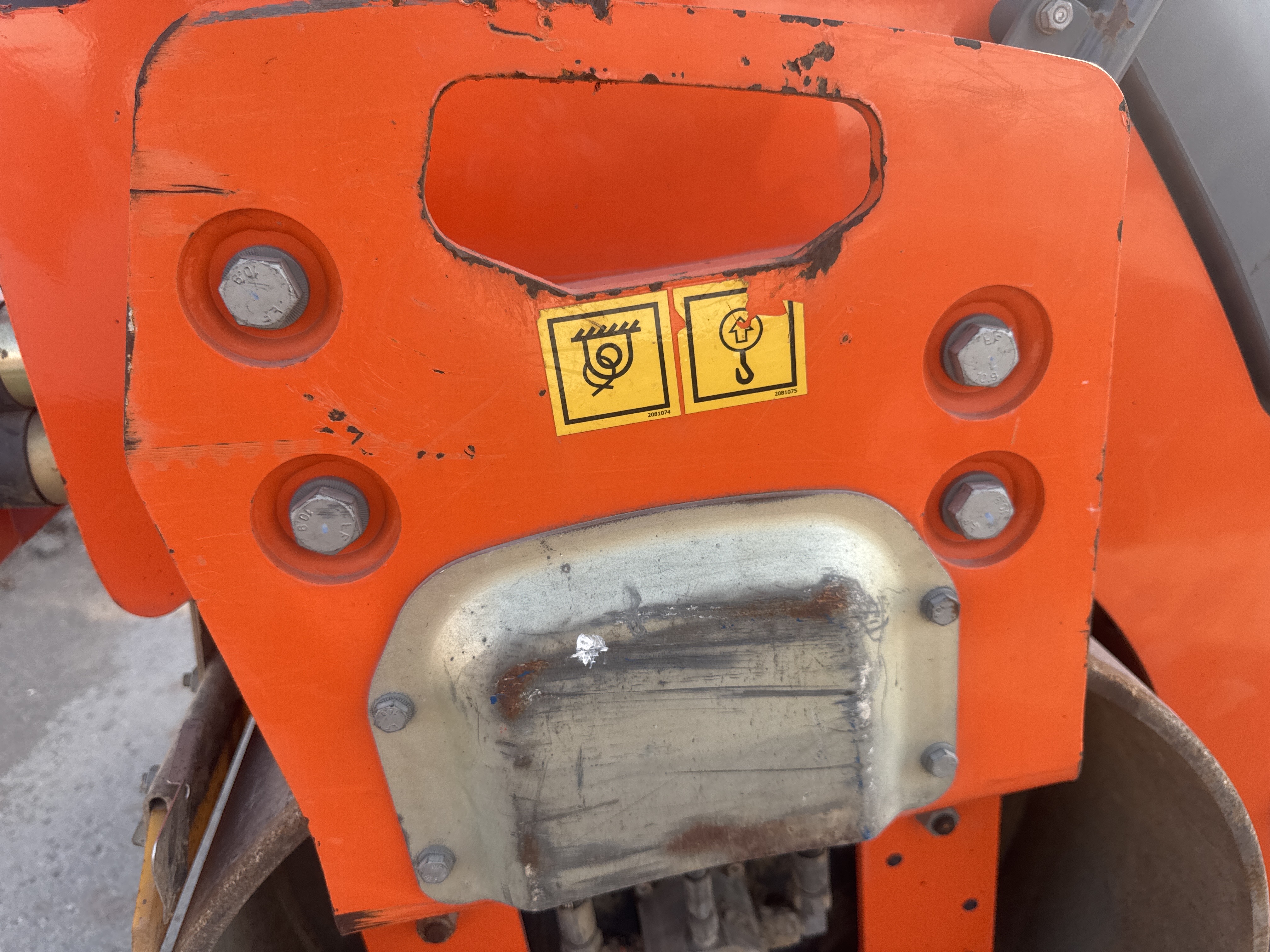 SRC-019-Hamm-HD-12-VV-Tandem-rollers-inspection-Chassis-Rear-drum-mounting-bolts-1