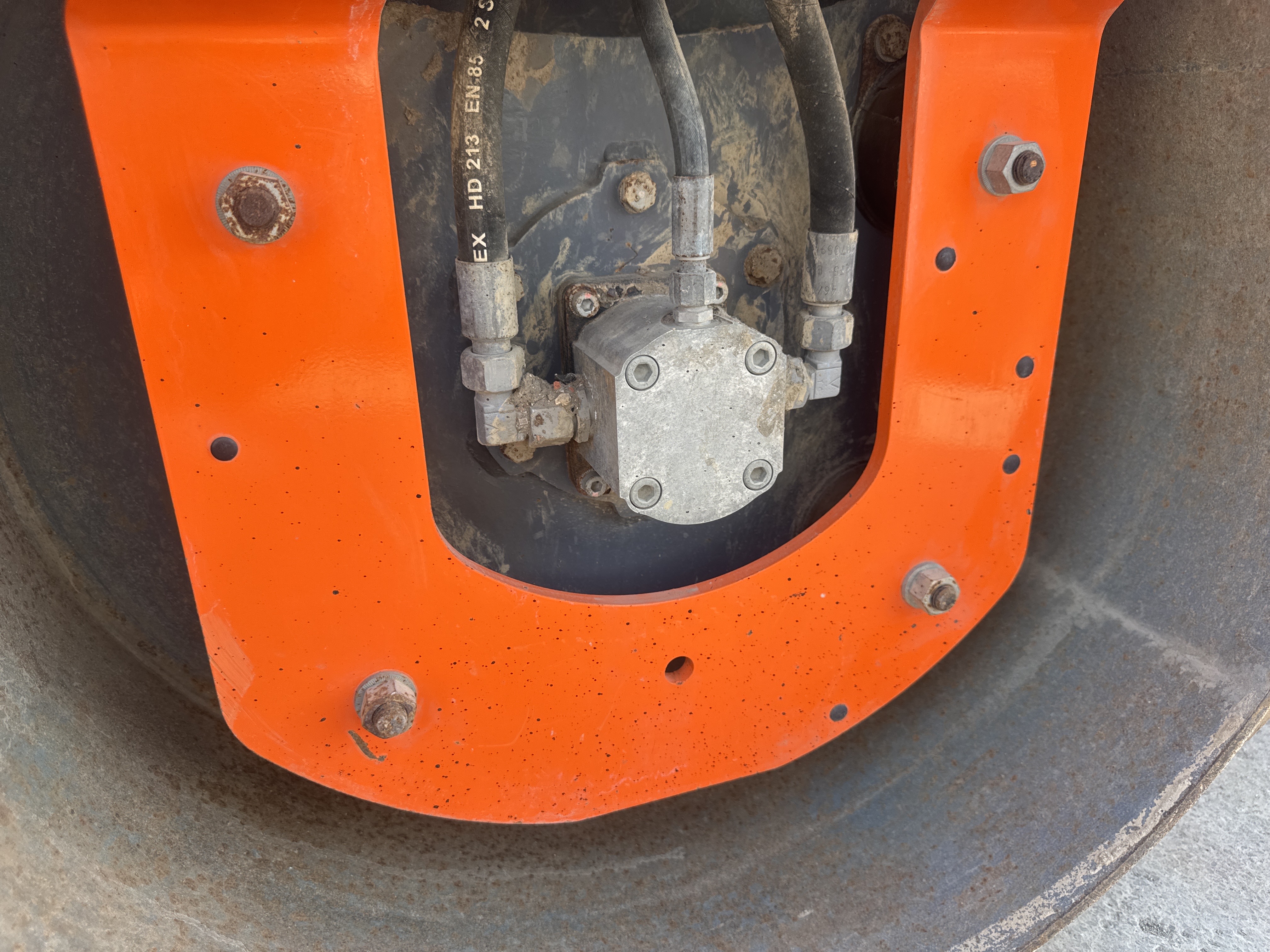 SRC-019-Hamm-HD-12-VV-Tandem-rollers-inspection-Chassis-Rear-drum-mounting-bolts-1