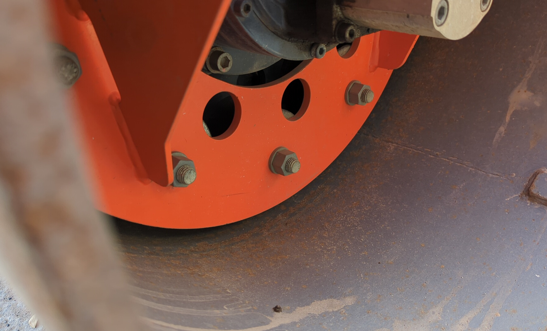 SRC-018-Hamm-HD-8-VV-Tandem-rollers-inspection-Chassis-Rear-drum-mounting-bolts-1