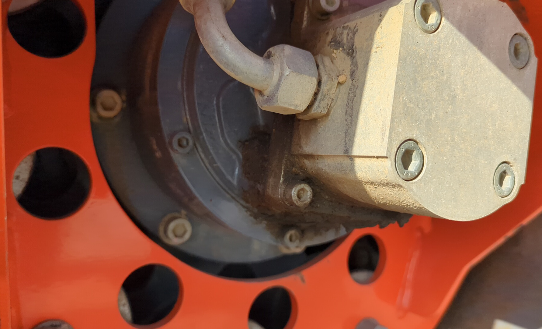 SRC-018-Hamm-HD-8-VV-Tandem-rollers-inspection-Chassis-Front-drum-bearing-housing-1
