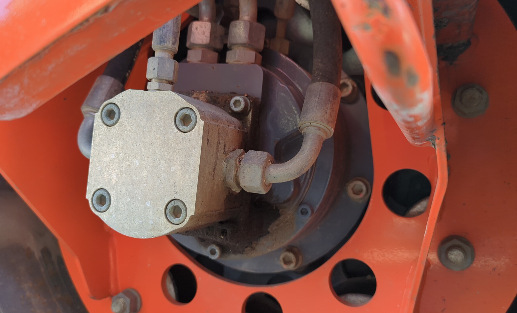 SRC-018-Hamm-HD-8-VV-Tandem-rollers-inspection-Chassis-Rear-drum-bearing-housing-1