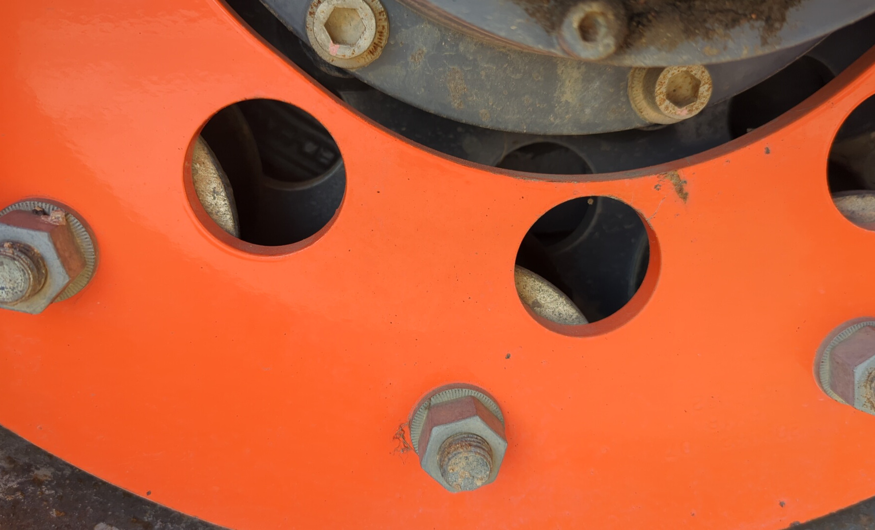 SRC-018-Hamm-HD-8-VV-Tandem-rollers-inspection-Chassis-Front-isolation-buffer-1