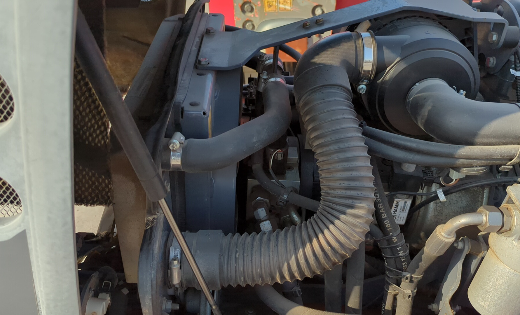 SRC-018-Hamm-HD-8-VV-Tandem-rollers-inspection-Engine-Hoses-1