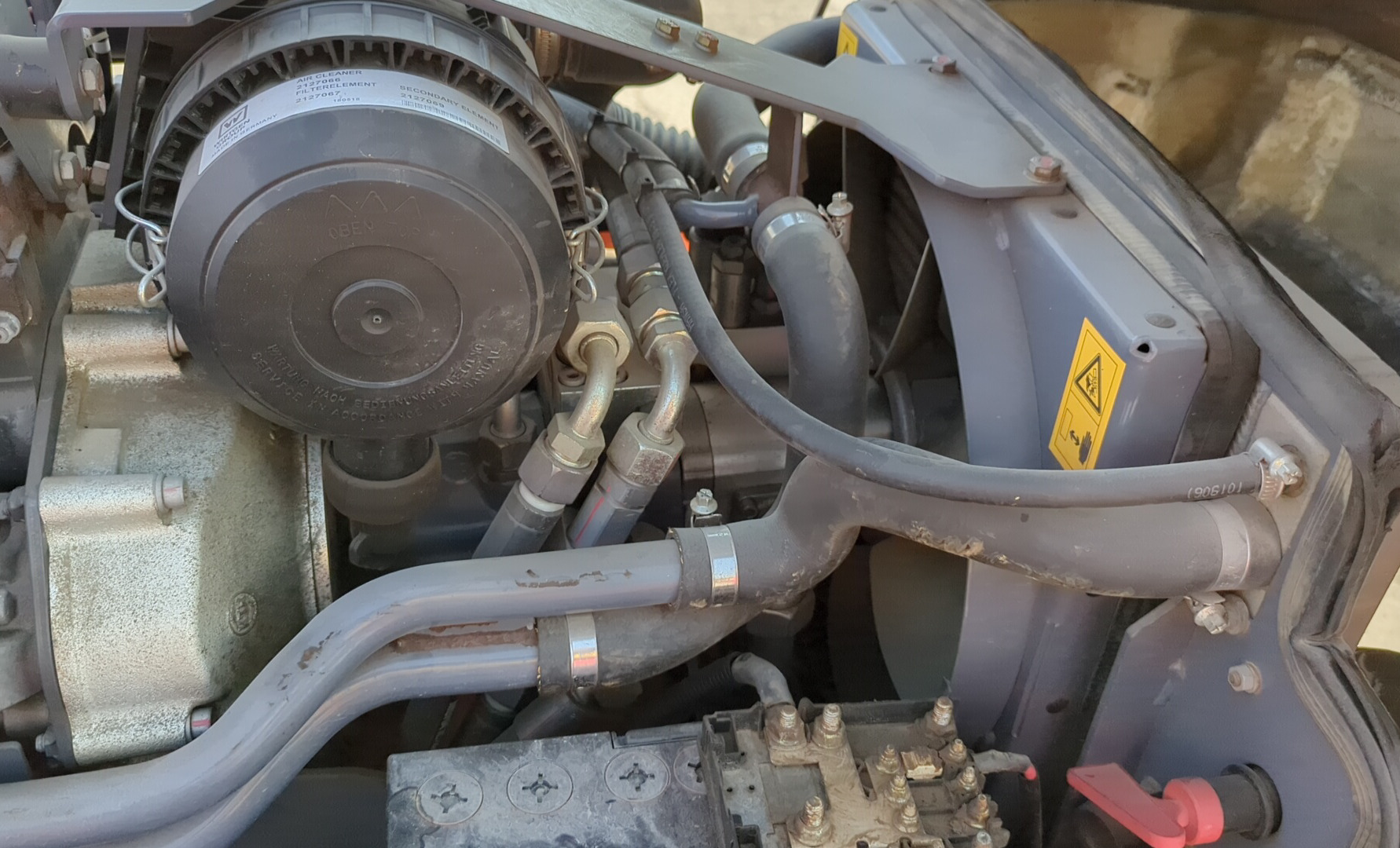 SRC-018-Hamm-HD-8-VV-Tandem-rollers-inspection-Engine-Hoses-1