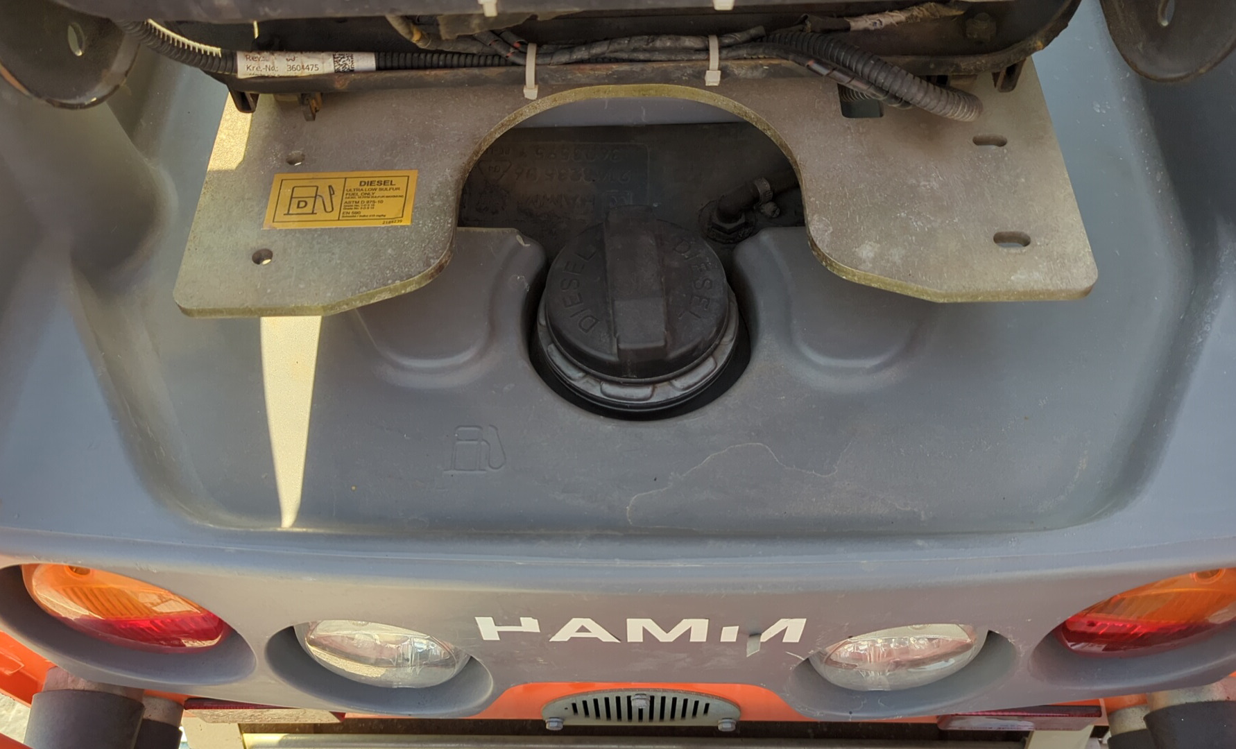 SRC-018-Hamm-HD-8-VV-Tandem-rollers-inspection-Engine-Fuel-tank-1
