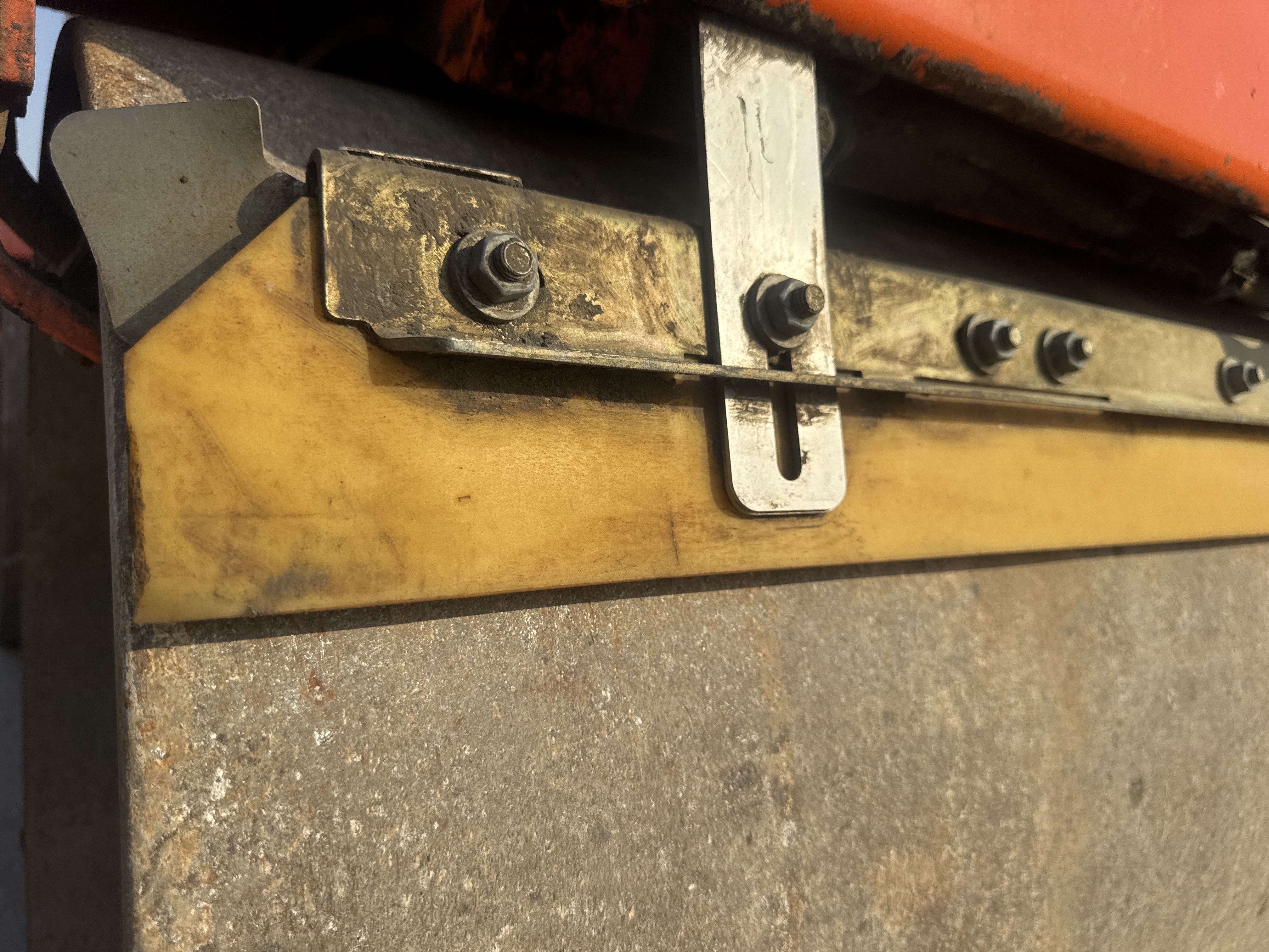SRC-019-Hamm-HD-12-VV-Tandem-rollers-inspection-Structure-Front-scrapers-1